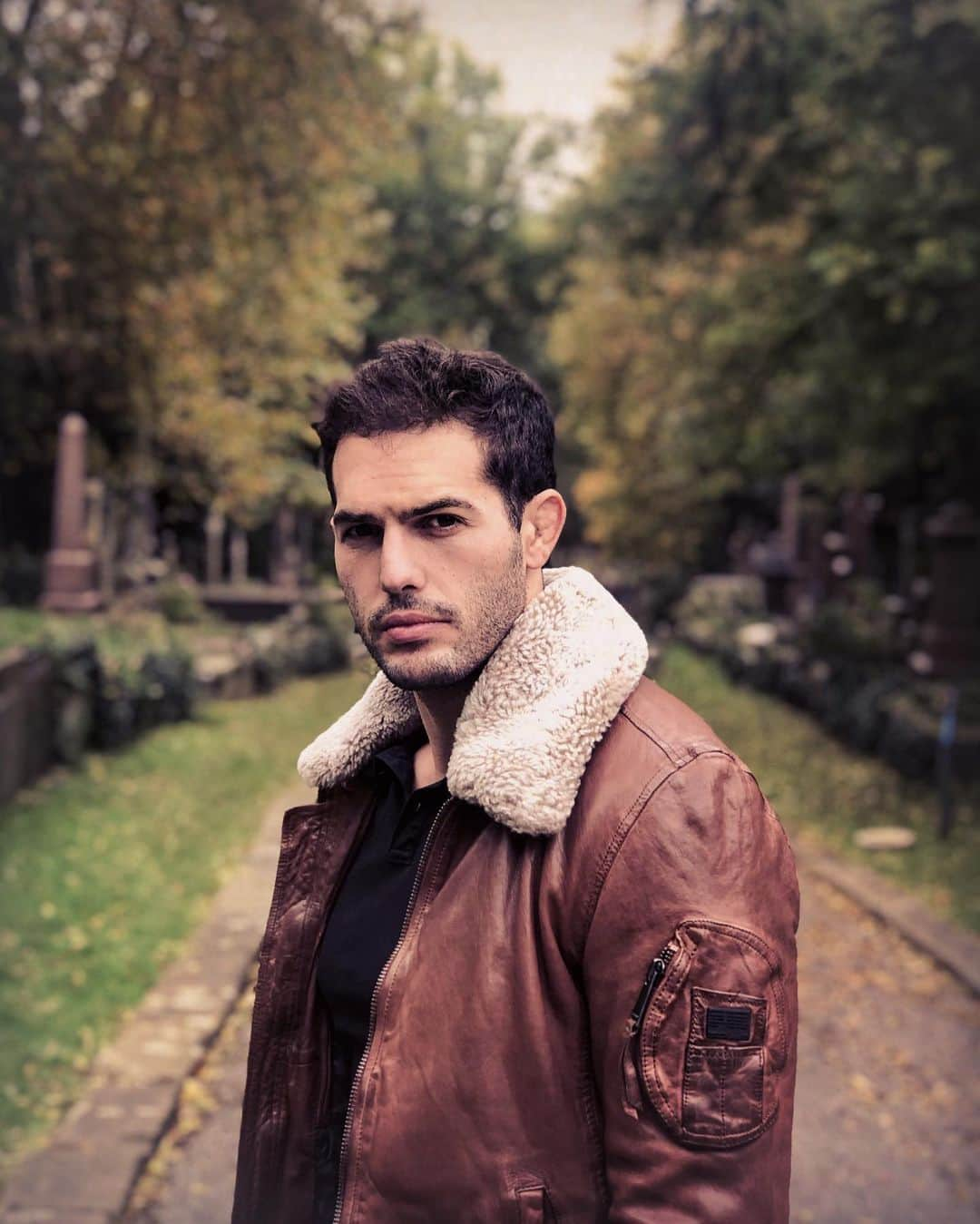 ケリー・ブルックさんのインスタグラム写真 - (ケリー・ブルックInstagram)「Autumn Walks with this Gorgeous Man @jeremyparisi 🍂」10月22日 1時31分 - iamkb