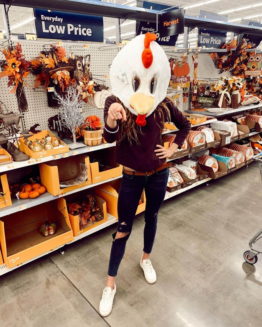 ズザンナ・ヤカボスのインスタグラム：「1 or 2 🐔🦖」