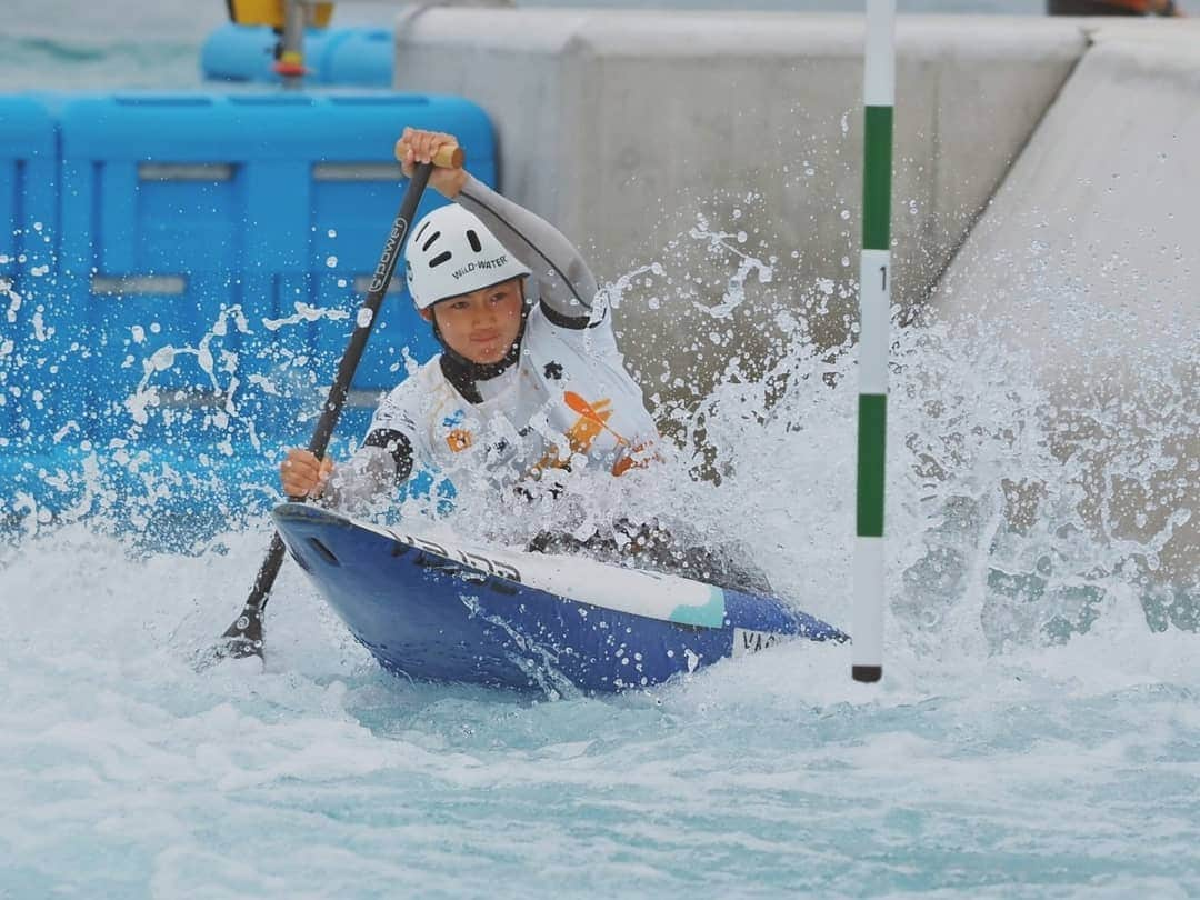 八木愛莉さんのインスタグラム写真 - (八木愛莉Instagram)「５年間追いかけ続けた東京五輪への道が、絶たれてしまいました。﻿ ﻿ 悲しい気持ち、悔しい気持ちもありますが﻿ 最終選考会の決勝、スタート前の景色は、﻿ 5年前に私がC1を始めた頃には想像もできなかったものでした。﻿ 初めて緊張で手の震えを感じながら、大切な仲間とスタートの瞬間を待って、一緒に息をしていました。この瞬間、私は誰よりも強い。何でも出来ると思いました。﻿ ﻿ ﻿ 心が折れかけたときに最後の最後まで諦めずに一緒に戦い続けてくれた人々、嬉し涙も悔し涙も一緒に流してくれた人、どんなときもずっと信じてくれた人、いつも身体の心配をしてくれた人、ゴールまで走り続けてくれた人、この５年間の挑戦を経て、出会えた人々は何よりも大切な宝物です。﻿ ﻿ 人生の中で素敵な人に出会えるのは、私への１つの贈り物かもしれないとも思います。﻿ ﻿ 決勝レースの後は、もう悔いはありません。﻿ 今シーズンで1番のレースが出来ました。﻿ ﻿ ﻿ 今後のことは、また考えてご報告させていただきます。﻿ 少しだけ、心と身体をお休みさせます。﻿ ﻿ ﻿ みんな！ありがとう！﻿ ﻿ ﻿ 八木愛莉﻿ ﻿ ﻿ ﻿ #2020Tokyo#canoeslalom#thankyoueveryone #anacargo  #anacargo @ana.japan @nike @niketokyo @coleman_japan @gobeyonder0200 @globalwifi_official @iwaacademy @polarglobal @polarjapan #montbell #オギノパン」10月22日 11時15分 - airi.yagi