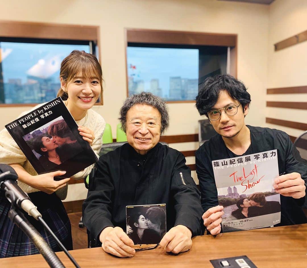 吉田明世さんのインスタグラム写真 - (吉田明世Instagram)「おっはようございます。 あいにくのお天気ですが 皆様いかがお過ごしでしょうか。 さて、 今日はTHE TRADはおやすみですが 13時から河西啓介さんとともに TOKYO FM ホリデースペシャル「“OPEN FUTURE” TOKYO MOTOR SHOW 2019」の生放送を担当させていただきます。 お家で、お車で、 radikoで📻 お聞きいただけたら嬉しいです。 写真は 稲垣吾郎店長と 昨日ゲストで来てくださった篠山紀信さん。お会いできて感激でした！ #tokyofm #thetrad #本日閉店なり #稲垣吾郎　さん #篠山紀信　さん #tokyomotorshow2019 #13時オンエアスタートです 昨日お問い合わせありました こちらの私服は セーター @ebure_official  スカート @auralee_tokyo  です☻」10月22日 11時17分 - akiyo0414