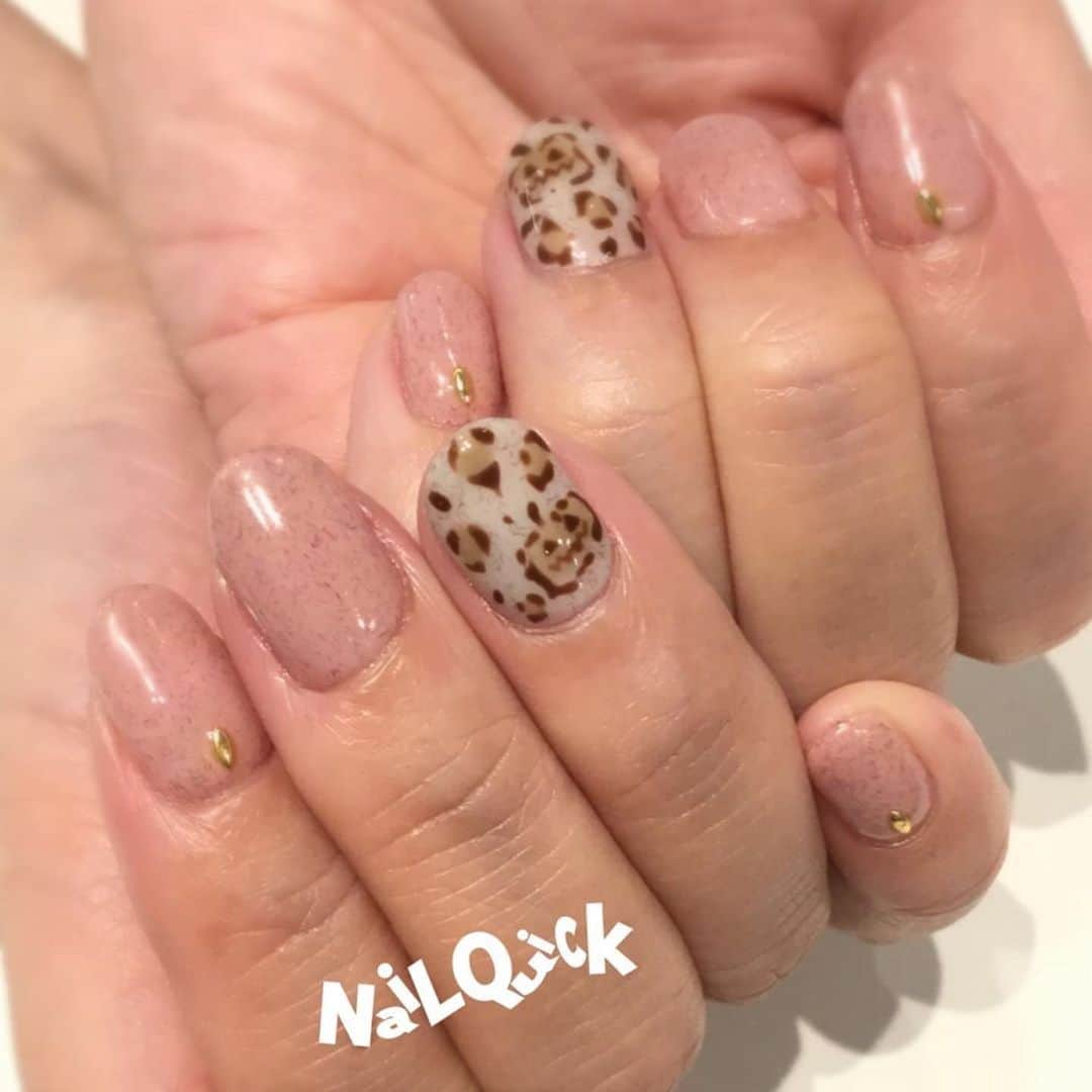 ネイルサロンならネイルクイックさんのインスタグラム写真 - (ネイルサロンならネイルクイックInstagram)「💅 @nailquick_atreakihabara #ネイルクイックアトレ秋葉原店 ・・・ ひっそりとレオパードなハロウィン🎃 オフィス向けな大人カラーです❤️ サンディのもふもふ感がかわいいです😍 . 【@nailparfaitgel 使用カラー】 #サンディホワイトアッシュ　 #サンディピンク  #グラン  #ナチュールポワール  #ネイルクイック#nailquick#nailart#naildesigh#nail#ネイル#ネイルアート#秋葉原#アトレ#アトレ秋葉原#akihabara#秋葉原ネイルサロン @nailparfaitgel#ネイルパフェジェル#nailparfaitgel  #オフィスネイル#シンプル#シンプルネイル#ハロウィンネイル#ハロウィン#ペイント#ペイントアート#かぼちゃ」10月22日 11時21分 - nailquick