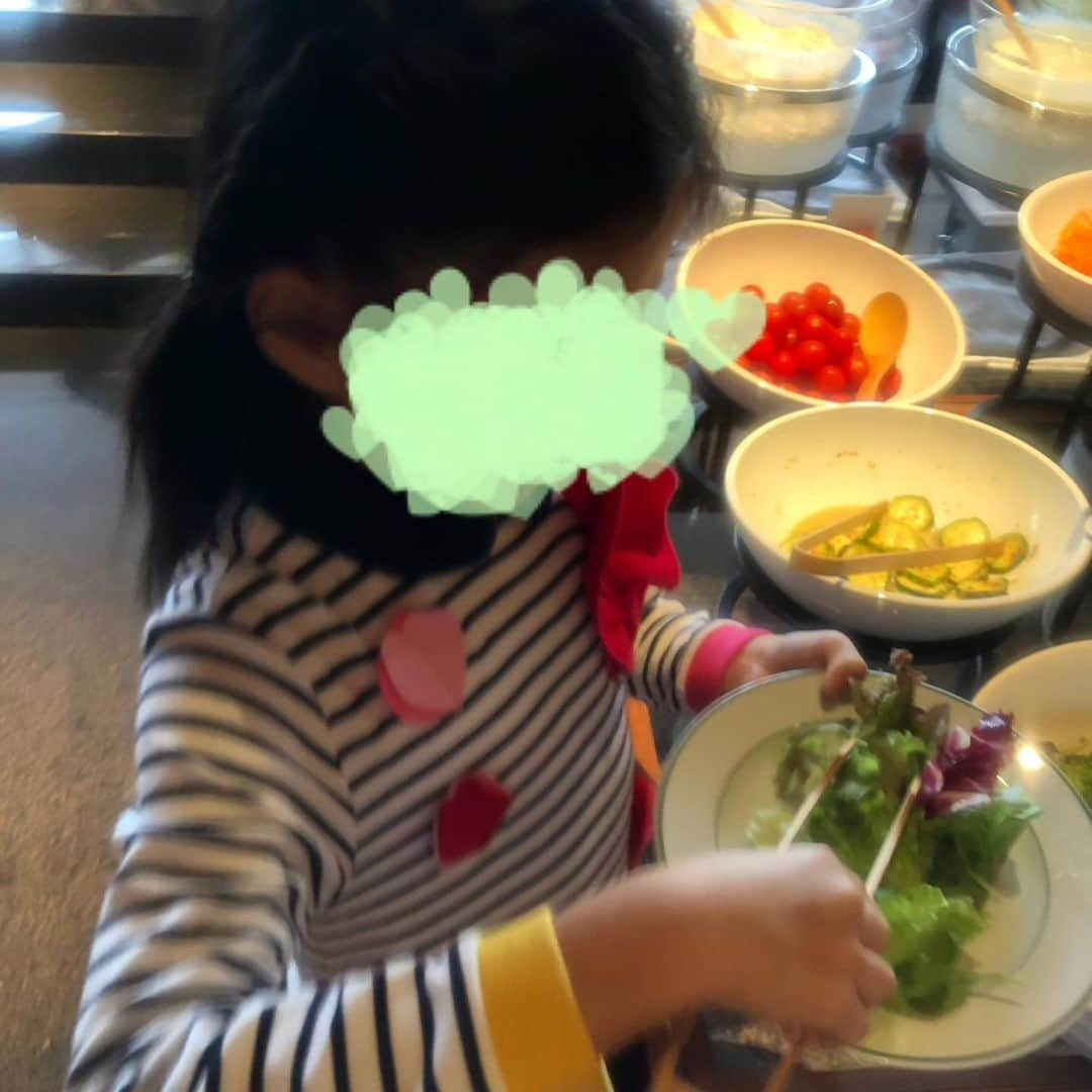 市川海老蔵 （11代目）さんのインスタグラム写真 - (市川海老蔵 （11代目）Instagram)「* Salmon salad and bread🥖 for breakfast.  I, ever since childhood somehow love baguette. Maybe it’s the only kind of bread I eat?  Due to the Ceremonies of Accession the atmosphere of the hotel is different from the usual.  VIPs from around the world seem to be staying  and executive members of the hotel are on duty too.  This atmosphere is quite a rare one to experience.  The normally mild morning at the hotel  is in sharp mood today.  朝ごはんは サーモンサラダとパン🥖  私、 子供の頃から なぜか フランスパン好きなんです。 唯一食べるパンかも？です💕  ホテルも即位の儀にて いつもと雰囲気が違います。  各国の要人の方々がおいでのようで  ホテルの偉い方達も 動いてます。  この雰囲気は中々体験する事出来ないですね。  いつも穏やかなホテルの朝ですが、  ピリッとしてます。  #市川海老蔵 #海老蔵 #成田屋 #歌舞伎 #ABKAI #ABMORI #ebizoichikawa #ebizo #kabuki #thunderparty #theater #theaterarts #actor #japan #classic」10月22日 11時39分 - ebizoichikawa.ebizoichikawa