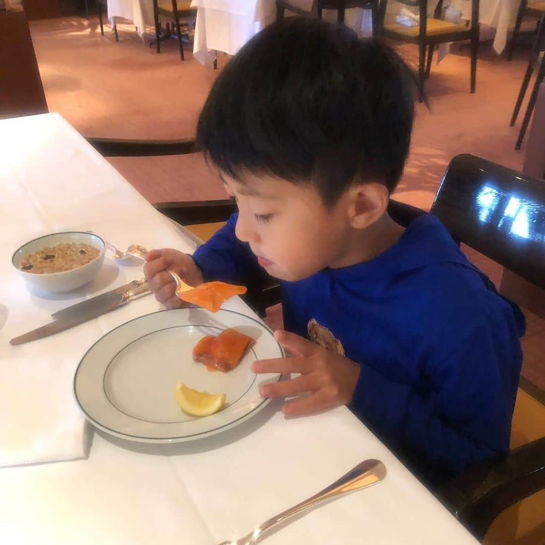 市川海老蔵 （11代目）さんのインスタグラム写真 - (市川海老蔵 （11代目）Instagram)「* Salmon salad and bread🥖 for breakfast.  I, ever since childhood somehow love baguette. Maybe it’s the only kind of bread I eat?  Due to the Ceremonies of Accession the atmosphere of the hotel is different from the usual.  VIPs from around the world seem to be staying  and executive members of the hotel are on duty too.  This atmosphere is quite a rare one to experience.  The normally mild morning at the hotel  is in sharp mood today.  朝ごはんは サーモンサラダとパン🥖  私、 子供の頃から なぜか フランスパン好きなんです。 唯一食べるパンかも？です💕  ホテルも即位の儀にて いつもと雰囲気が違います。  各国の要人の方々がおいでのようで  ホテルの偉い方達も 動いてます。  この雰囲気は中々体験する事出来ないですね。  いつも穏やかなホテルの朝ですが、  ピリッとしてます。  #市川海老蔵 #海老蔵 #成田屋 #歌舞伎 #ABKAI #ABMORI #ebizoichikawa #ebizo #kabuki #thunderparty #theater #theaterarts #actor #japan #classic」10月22日 11時39分 - ebizoichikawa.ebizoichikawa