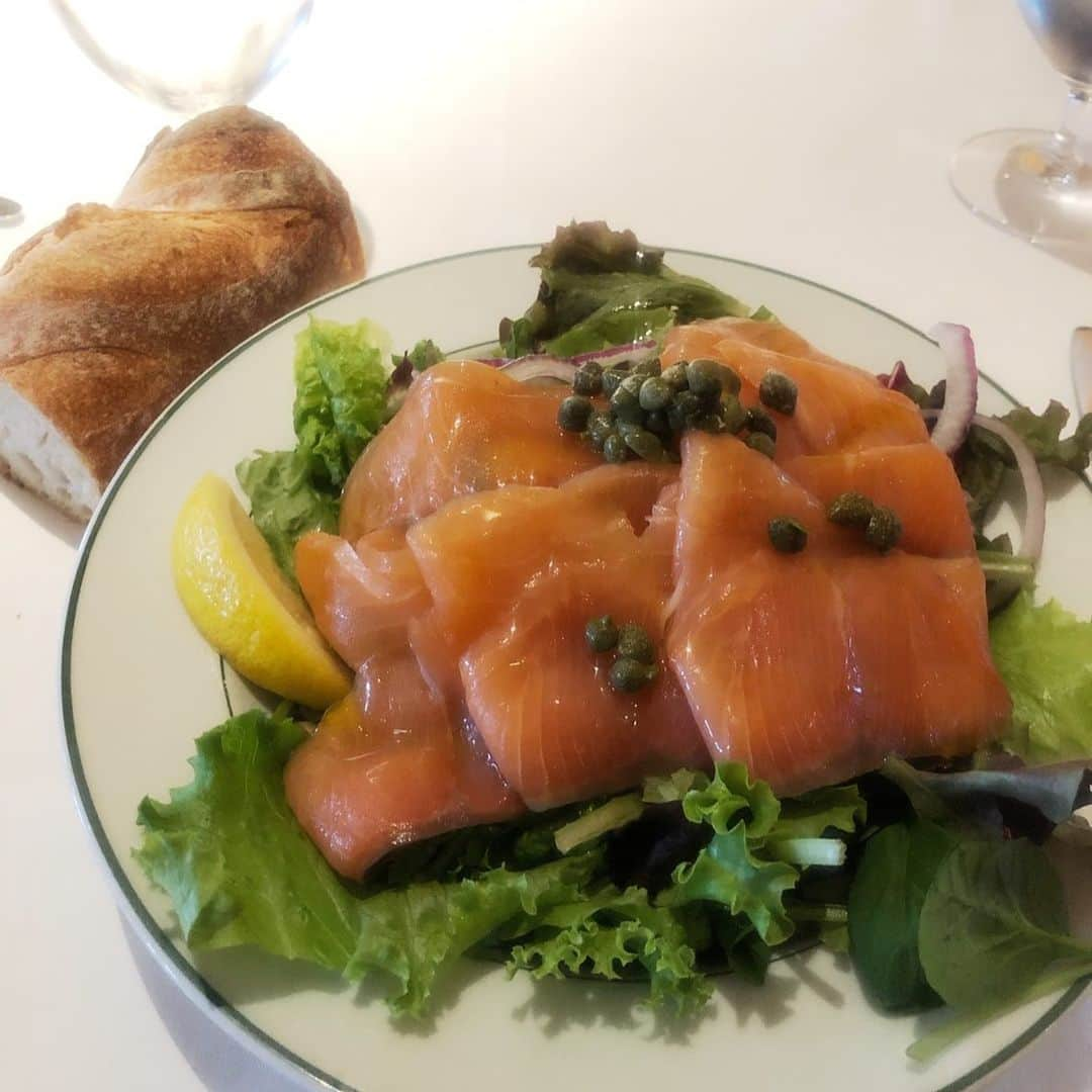 市川海老蔵 （11代目）さんのインスタグラム写真 - (市川海老蔵 （11代目）Instagram)「* Salmon salad and bread🥖 for breakfast.  I, ever since childhood somehow love baguette. Maybe it’s the only kind of bread I eat?  Due to the Ceremonies of Accession the atmosphere of the hotel is different from the usual.  VIPs from around the world seem to be staying  and executive members of the hotel are on duty too.  This atmosphere is quite a rare one to experience.  The normally mild morning at the hotel  is in sharp mood today.  朝ごはんは サーモンサラダとパン🥖  私、 子供の頃から なぜか フランスパン好きなんです。 唯一食べるパンかも？です💕  ホテルも即位の儀にて いつもと雰囲気が違います。  各国の要人の方々がおいでのようで  ホテルの偉い方達も 動いてます。  この雰囲気は中々体験する事出来ないですね。  いつも穏やかなホテルの朝ですが、  ピリッとしてます。  #市川海老蔵 #海老蔵 #成田屋 #歌舞伎 #ABKAI #ABMORI #ebizoichikawa #ebizo #kabuki #thunderparty #theater #theaterarts #actor #japan #classic」10月22日 11時39分 - ebizoichikawa.ebizoichikawa