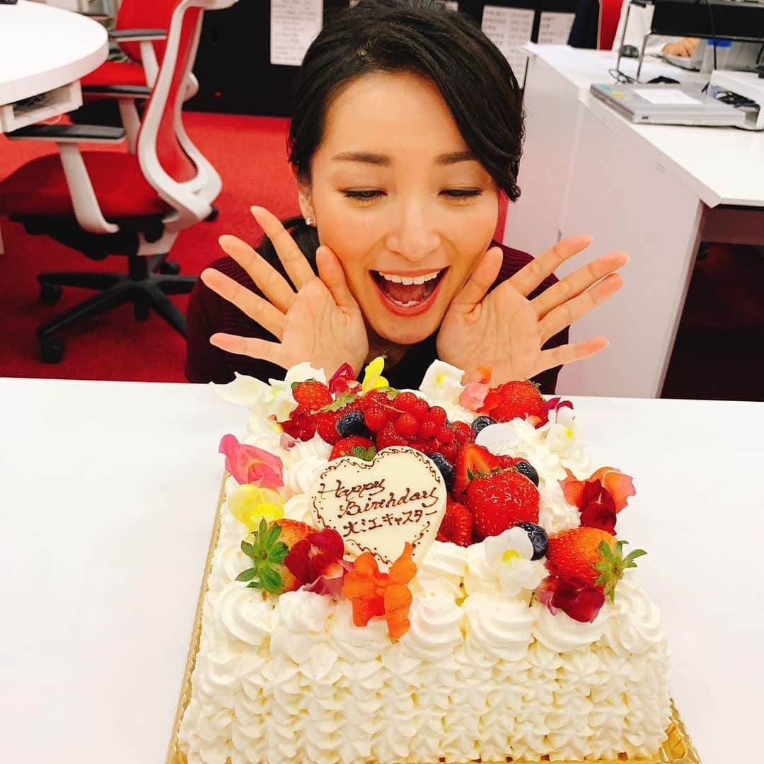 須黒清華さんのインスタグラム写真 - (須黒清華Instagram)「昨日は大江さんのお誕生日でしたー🎂💕 いつも笑顔であたたかい大江さんは、みんなのパワースポットのような存在です✨✨ こうして一緒にお仕事できていることに感謝ですっ🍀 #大江麻理子 さん #お誕生日 #wbs #ワールドビジネスサテライト #片渕茜 #滝田キャスター #須黒清華」10月22日 11時32分 - sayaka_suguro