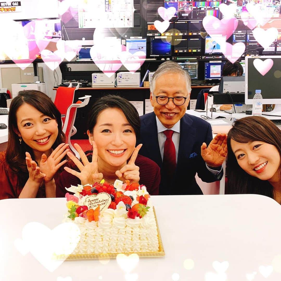 須黒清華のインスタグラム：「昨日は大江さんのお誕生日でしたー🎂💕 いつも笑顔であたたかい大江さんは、みんなのパワースポットのような存在です✨✨ こうして一緒にお仕事できていることに感謝ですっ🍀 #大江麻理子 さん #お誕生日 #wbs #ワールドビジネスサテライト #片渕茜 #滝田キャスター #須黒清華」