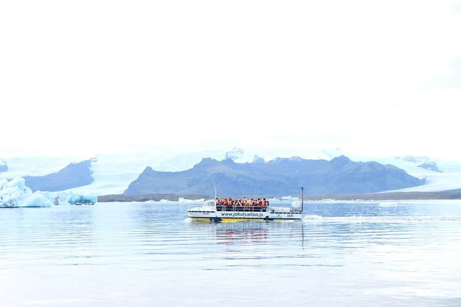 武智志穂さんのインスタグラム写真 - (武智志穂Instagram)「📍 Jökulsárlón﻿ ﻿ ヨークルスアゥルロゥン氷河湖は、ヨーロッパ最大の氷河であるヴァトナヨークトル氷河のすぐそばにあります。﻿ ﻿ 青く輝く宝石💎のような氷塊がとても神秘的で、今まで目にしたことのないその美しい景色に自然と涙が…😢﻿ ちなみに、氷塊に見られる黒い縞々は、火山の噴火の度に降り積もった灰なんだそう。﻿ ﻿ 何百年の時の流れに想いを馳せながらツアーに参加した際に食べさせてもらった氷は、どこまでもピュアで美味しかった！﻿ （うちの人はもらった氷をホテルに持って帰って、夢の氷河オンザロックしてた🥃✨なかなか溶けなくて、パチパチ空気が弾ける音がしてたよ！ロマン！）﻿ ﻿ ﻿ #志穂sTrip #Iceland #icelandtravel #火と氷の国 #ヨークルスアゥルロゥン氷河湖 #氷河でウイスキー」10月22日 11時33分 - shiho_takechi