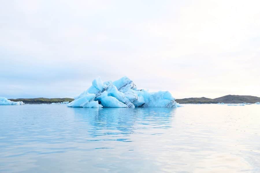 武智志穂さんのインスタグラム写真 - (武智志穂Instagram)「📍 Jökulsárlón﻿ ﻿ ヨークルスアゥルロゥン氷河湖は、ヨーロッパ最大の氷河であるヴァトナヨークトル氷河のすぐそばにあります。﻿ ﻿ 青く輝く宝石💎のような氷塊がとても神秘的で、今まで目にしたことのないその美しい景色に自然と涙が…😢﻿ ちなみに、氷塊に見られる黒い縞々は、火山の噴火の度に降り積もった灰なんだそう。﻿ ﻿ 何百年の時の流れに想いを馳せながらツアーに参加した際に食べさせてもらった氷は、どこまでもピュアで美味しかった！﻿ （うちの人はもらった氷をホテルに持って帰って、夢の氷河オンザロックしてた🥃✨なかなか溶けなくて、パチパチ空気が弾ける音がしてたよ！ロマン！）﻿ ﻿ ﻿ #志穂sTrip #Iceland #icelandtravel #火と氷の国 #ヨークルスアゥルロゥン氷河湖 #氷河でウイスキー」10月22日 11時33分 - shiho_takechi