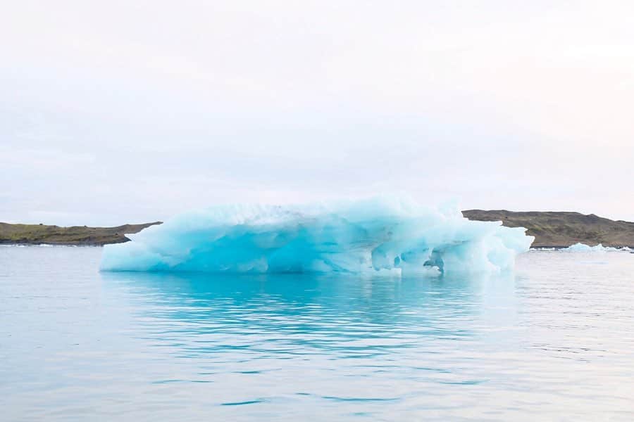 武智志穂さんのインスタグラム写真 - (武智志穂Instagram)「📍 Jökulsárlón﻿ ﻿ ヨークルスアゥルロゥン氷河湖は、ヨーロッパ最大の氷河であるヴァトナヨークトル氷河のすぐそばにあります。﻿ ﻿ 青く輝く宝石💎のような氷塊がとても神秘的で、今まで目にしたことのないその美しい景色に自然と涙が…😢﻿ ちなみに、氷塊に見られる黒い縞々は、火山の噴火の度に降り積もった灰なんだそう。﻿ ﻿ 何百年の時の流れに想いを馳せながらツアーに参加した際に食べさせてもらった氷は、どこまでもピュアで美味しかった！﻿ （うちの人はもらった氷をホテルに持って帰って、夢の氷河オンザロックしてた🥃✨なかなか溶けなくて、パチパチ空気が弾ける音がしてたよ！ロマン！）﻿ ﻿ ﻿ #志穂sTrip #Iceland #icelandtravel #火と氷の国 #ヨークルスアゥルロゥン氷河湖 #氷河でウイスキー」10月22日 11時33分 - shiho_takechi