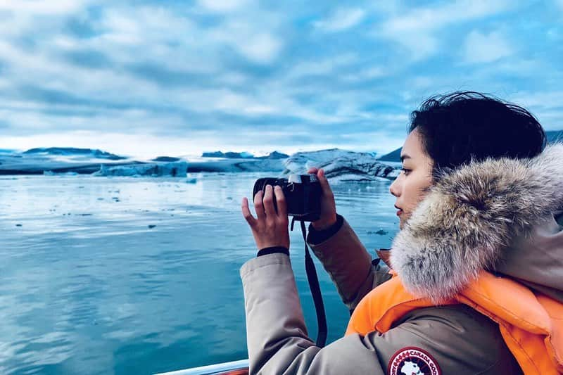 武智志穂さんのインスタグラム写真 - (武智志穂Instagram)「📍 Jökulsárlón﻿ ﻿ ヨークルスアゥルロゥン氷河湖は、ヨーロッパ最大の氷河であるヴァトナヨークトル氷河のすぐそばにあります。﻿ ﻿ 青く輝く宝石💎のような氷塊がとても神秘的で、今まで目にしたことのないその美しい景色に自然と涙が…😢﻿ ちなみに、氷塊に見られる黒い縞々は、火山の噴火の度に降り積もった灰なんだそう。﻿ ﻿ 何百年の時の流れに想いを馳せながらツアーに参加した際に食べさせてもらった氷は、どこまでもピュアで美味しかった！﻿ （うちの人はもらった氷をホテルに持って帰って、夢の氷河オンザロックしてた🥃✨なかなか溶けなくて、パチパチ空気が弾ける音がしてたよ！ロマン！）﻿ ﻿ ﻿ #志穂sTrip #Iceland #icelandtravel #火と氷の国 #ヨークルスアゥルロゥン氷河湖 #氷河でウイスキー」10月22日 11時33分 - shiho_takechi