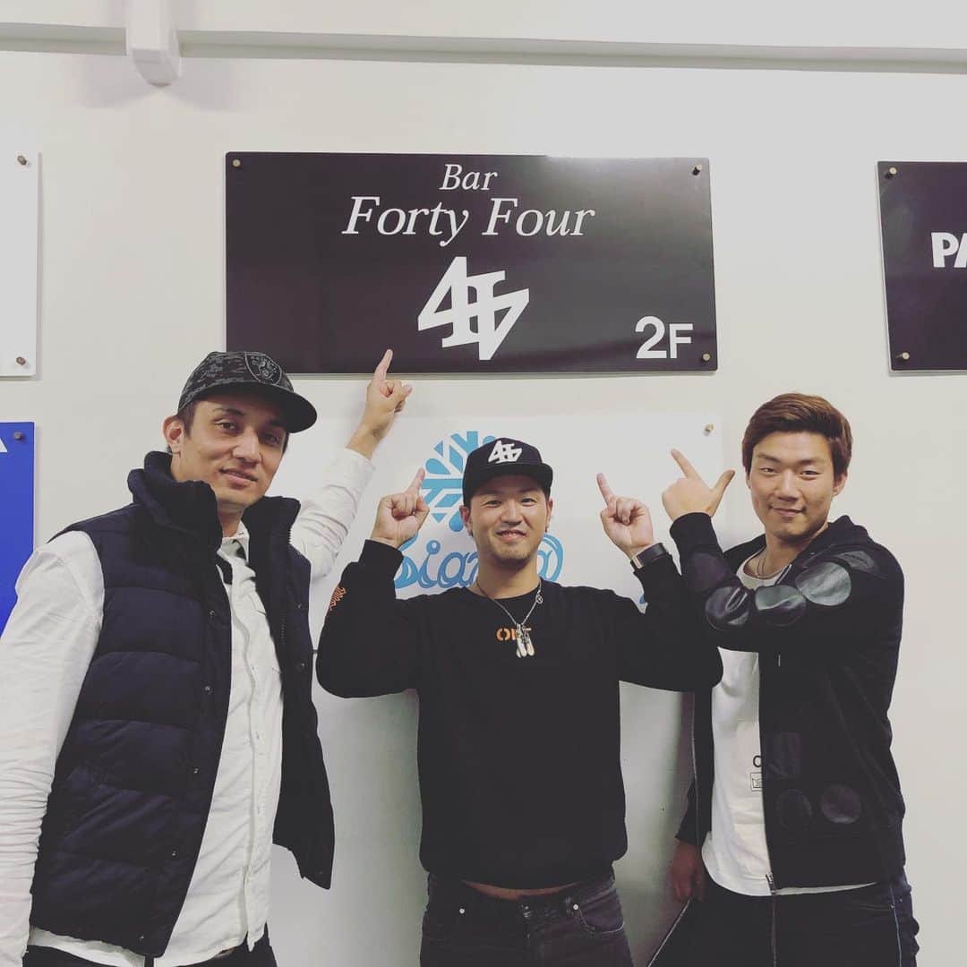 のインスタグラム：「昨日は#横浜DeNAベイスターズ#国吉佑樹 選手　#飯塚悟史 選手が来てくれました^ ^ 今シーズンお疲れ様でした✨ 壁サイン解禁しました🎉 #BAR#fortyfour#関内#横浜#スタジアム近く#インスタスポット」