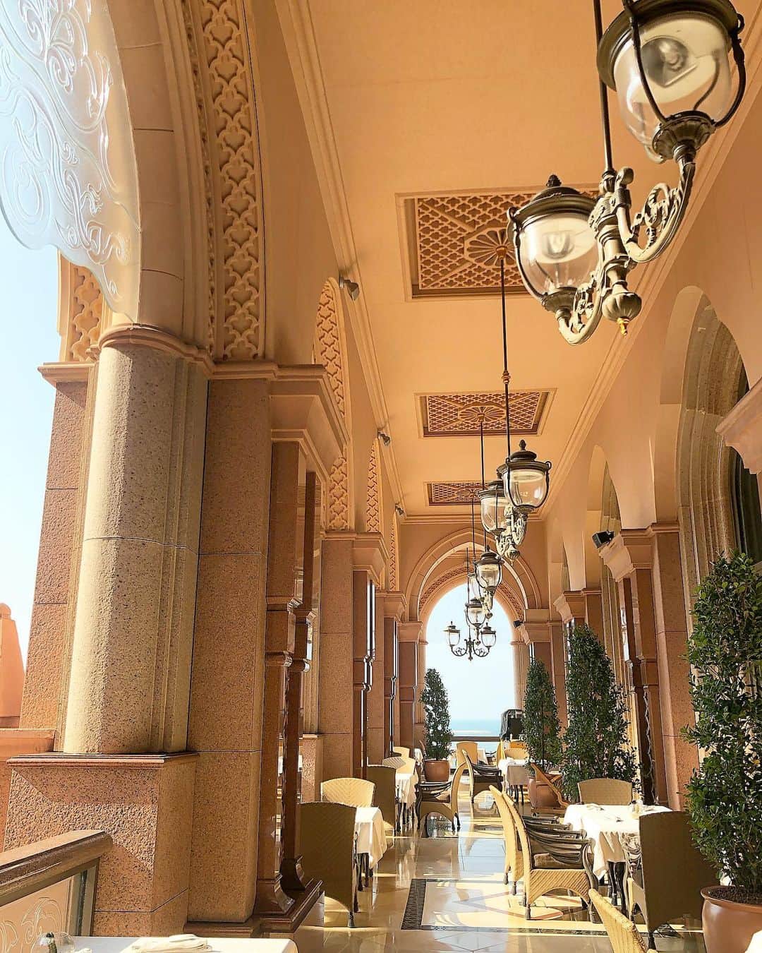 都築青空さんのインスタグラム写真 - (都築青空Instagram)「アブダビ　7つ星ホテル Emirates Palece内にある La Cafeで、金箔カプチーノを @emiratespalace . . 1杯1700円もするんだけど、 ミーハー心から予約してしまった🤑💸 でもそのおかげでホテル内に入れたし、 一面ゴールドの内装と広さに圧倒されたよ🤦🏻‍♀️🤦🏻‍♀️ . . #アブダビ  #abudhabi #abudhabitrip #emiratespalece #エミレーツパレス #金箔カプチーノ #goldencappuccino #dubai #uae #trip #ドバイ #アラブ首長国連邦 #ドバイ旅行 #タビジョ #あおぞら旅日記」10月22日 11時40分 - aozora723