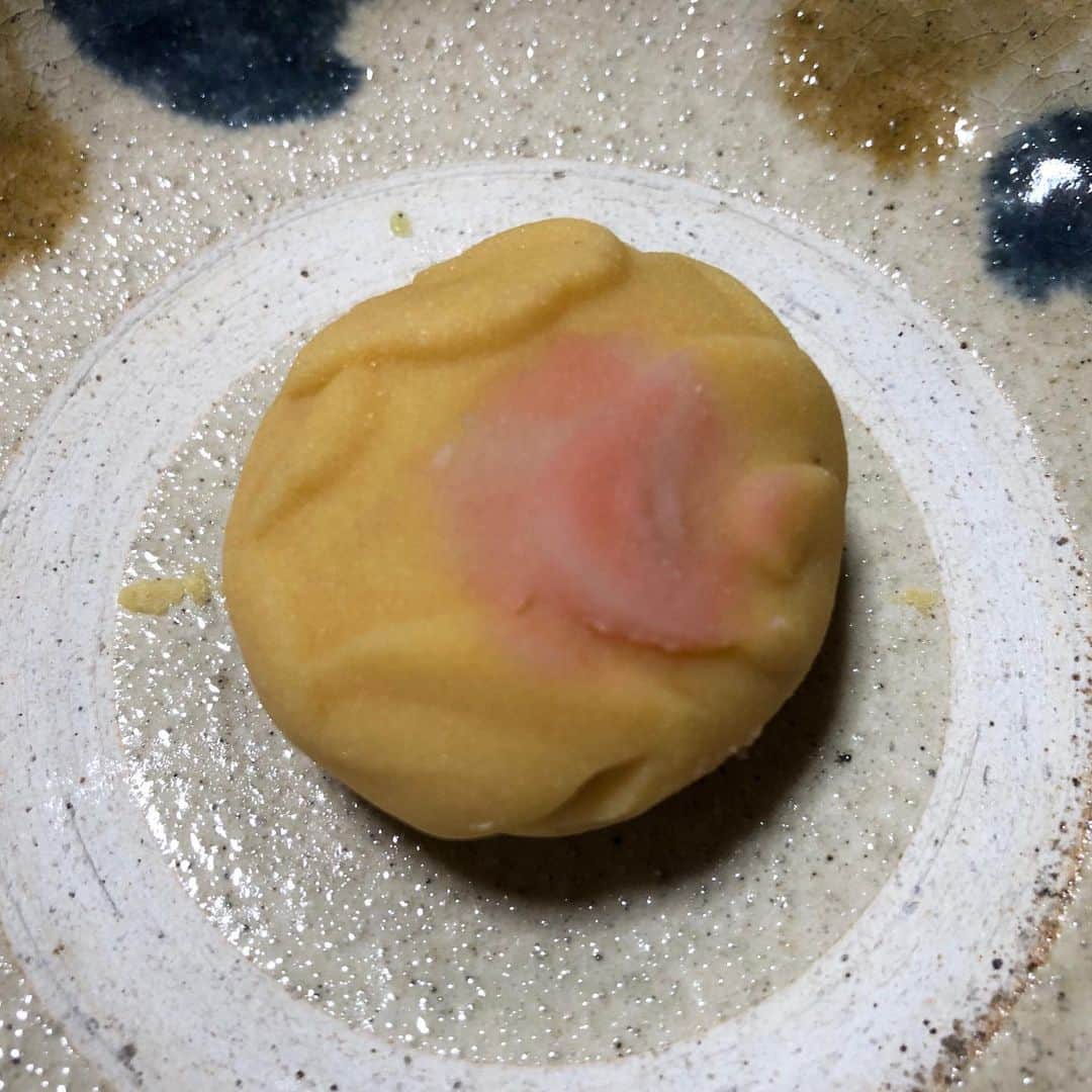 南早苗のインスタグラム：「昨日のお稽古での主菓子「慶雲」 即位礼正殿の儀を前になんともおめでたい名前です✨ もう一つは、社中の方が作ってくださった渋皮煮🌰大好物❤️秋ですね😌 #茶道 #裏千家 #吉はし #秋の味覚  #渋皮煮 #自分ではうまく作れない渋皮煮  #平和な時代でありますように」