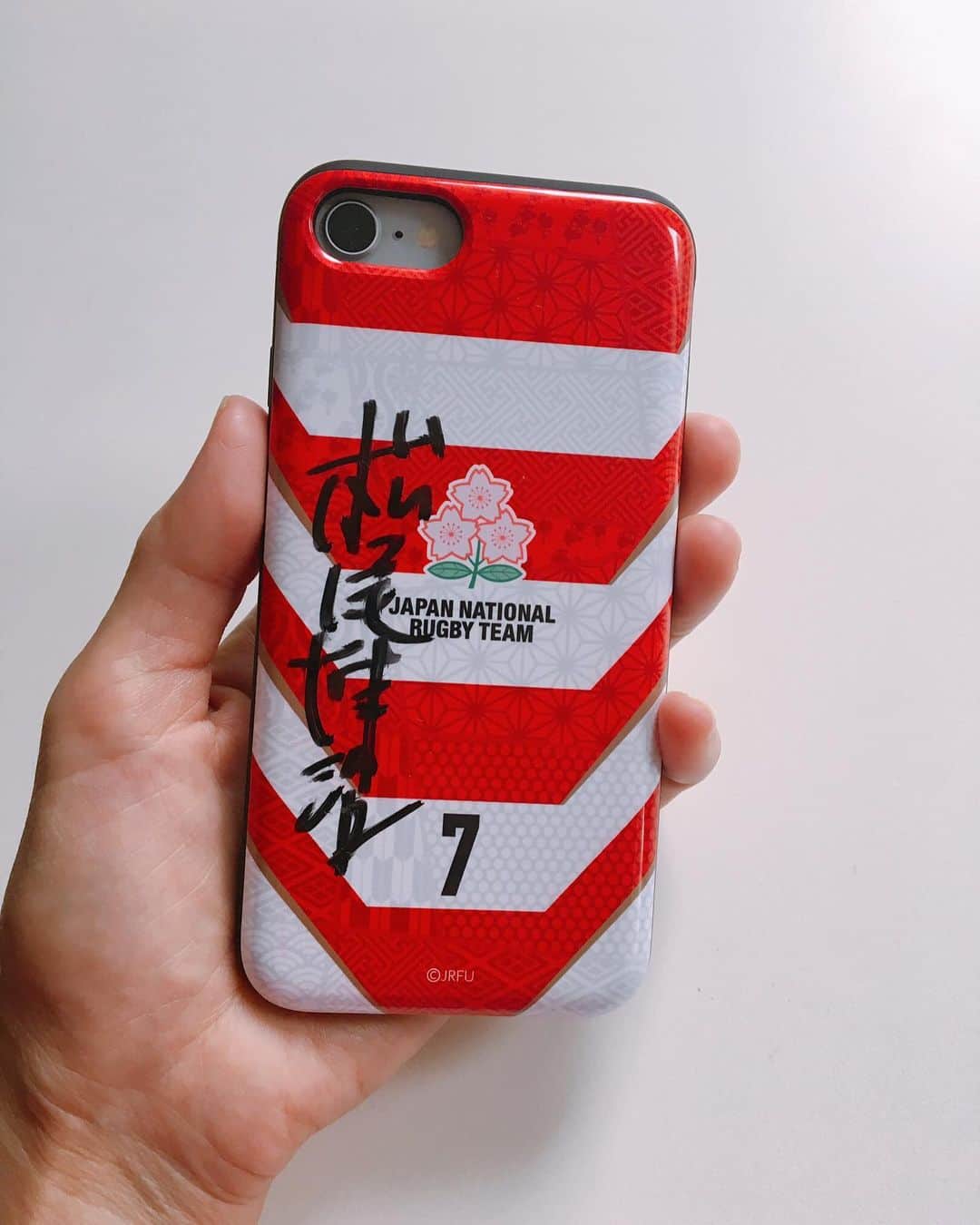 小西美穂のインスタグラム：「ラグビー界のレジェンド🏉﻿ 松尾雄治さんから﻿ iPhoneケースいただきましたーっ‼️‼️﻿ ﻿ サインしてもらって感激✨✨﻿ ﻿ 昨夜から日テレの番組に﻿ 代表メンバーが出演してくださってて、すごく親近感！﻿ （稲垣選手、ますますファンになった🤣）﻿ ﻿ 日本ラグビーの黎明期を牽引してきた松尾さんを﻿ あらためてリスペクトしたのでした👊🏉 ﻿ 松尾さんを紹介してくださった陣内貴美子さん @jinnai_kimiko も6番のケースを持っているので、投稿もご覧くださいー。陣内さん、ありがとうございました‼️ ・ #松尾雄治  #日本ラグビー史上最高のスタンドオフ #新日鉄釜石 #ラグビー﻿ #ブレイブブロッサムズ #rwc2019 #rugbyworldcup #oneteam」