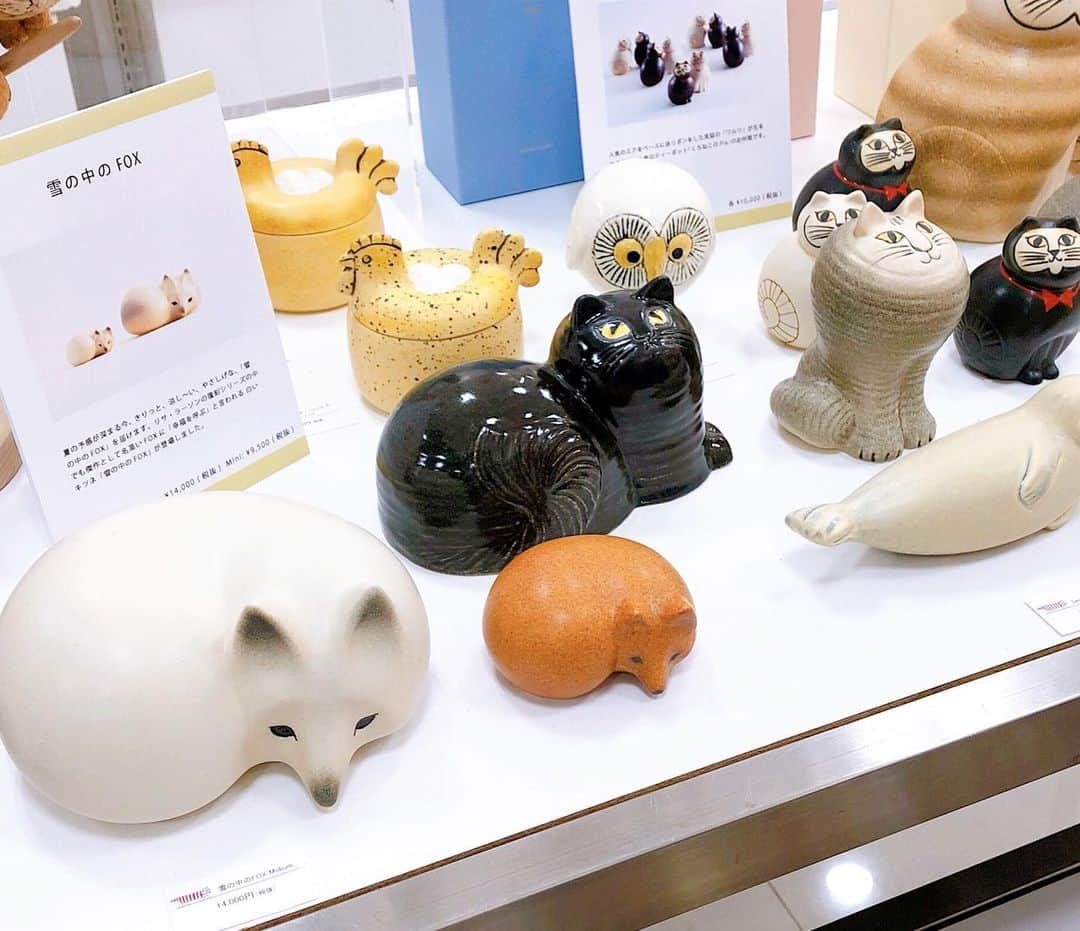 吉祥寺PARCOさんのインスタグラム写真 - (吉祥寺PARCOInstagram)「リサ・ラーソン﻿SHOP TOKYO 大盛況ですが、本日がラストです…🥐 ﻿ わたくしは、１枚目の愛らし〜〜い﻿白キツネ様を とうとうおうちに﻿迎え入れました、、、﻿ ﻿ 初日からずっと気になっていた、、、﻿ 嬉しさのあまりにやにやしてしまいます🧖🏻‍♀️﻿ ﻿ キッチングッズだったり、お菓子だったり﻿ 陶器だったり、ガチャガチャだったり…﻿ ﻿ たくさんのリサ・ラーソングッズが﻿ 一堂に会する機会ってなかなかないはず…﻿ ﻿ ぜひいらしてください〜〜🚩🚩🚩﻿ ﻿」10月22日 11時50分 - parco_kichijoji_official