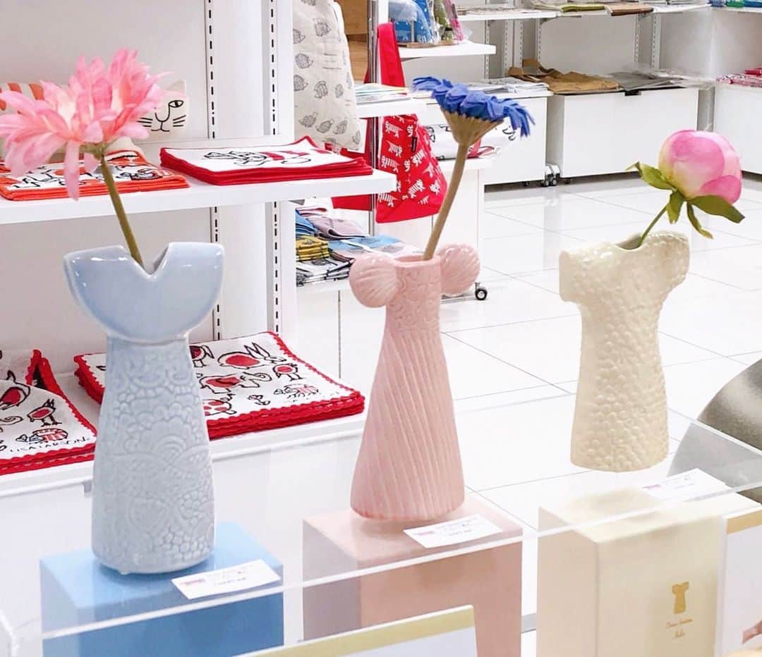 吉祥寺PARCOさんのインスタグラム写真 - (吉祥寺PARCOInstagram)「リサ・ラーソン﻿SHOP TOKYO 大盛況ですが、本日がラストです…🥐 ﻿ わたくしは、１枚目の愛らし〜〜い﻿白キツネ様を とうとうおうちに﻿迎え入れました、、、﻿ ﻿ 初日からずっと気になっていた、、、﻿ 嬉しさのあまりにやにやしてしまいます🧖🏻‍♀️﻿ ﻿ キッチングッズだったり、お菓子だったり﻿ 陶器だったり、ガチャガチャだったり…﻿ ﻿ たくさんのリサ・ラーソングッズが﻿ 一堂に会する機会ってなかなかないはず…﻿ ﻿ ぜひいらしてください〜〜🚩🚩🚩﻿ ﻿」10月22日 11時50分 - parco_kichijoji_official