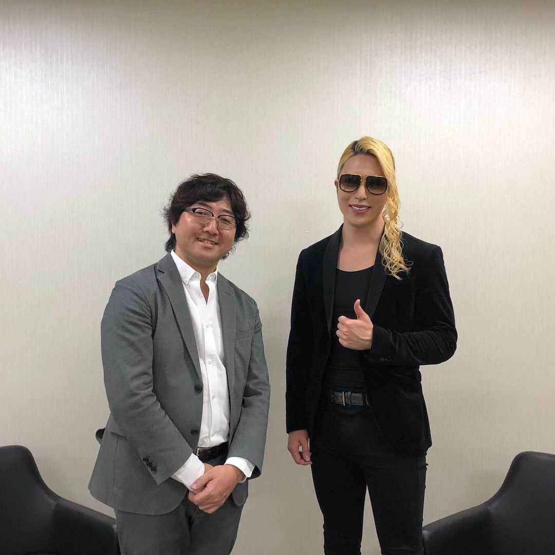 森川亮のインスタグラム：「人気のローランドさんと。」