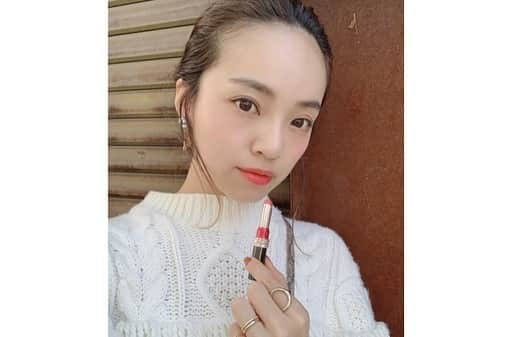 春名亜美さんのインスタグラム写真 - (春名亜美Instagram)「マキアージュ様( @maquillage_jp )から頂いた、 ドラマティックルージュNのPK340を @kuro_risa ちゃんと @emilybluejewelry ちゃんとワイワイ塗ってみた💄 顔の系統全然違う3人なのに、不思議と全員が似合ってて、 「え！クロちゃんめっちゃ色合ってるよ！」 「えっ！エミリーちゃんもすごいこの色似合ってる！」とみんなで言い合い爆笑😂 最近ピンク系の口紅つけてなかったけど、このカラーは浮かずになじんでくれて、可愛さもあり、さりげない色っぽさもある💋 #さり色ピンク 色もうるおいもキープされるリップだなんてビックリ😳 忙しくて時間がない日でも、仕上りがキープできるリップなら便利✨ 私は元々唇の色が赤めで、口紅の色が薄いと、色があまり綺麗に出ないんですが、このPK340は私の唇にもすごくピッタリで嬉しかった🥰 ・ ・ ・ #マキアージュ #ドラマティックルージュ #さり色ピンク #ルージュ #新作リップ #新作ルージュ #PR」10月22日 11時58分 - amiharunaami