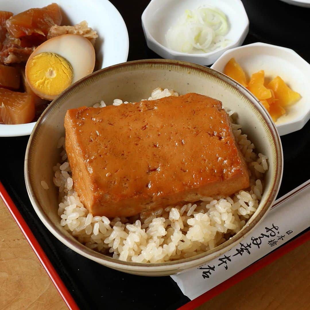 Hanako公式さんのインスタグラム写真 - (Hanako公式Instagram)「おでんの老舗の「とうめし」🍢﻿ ﻿ 〈日本橋 お多幸本店〉の真っ黒なおでんの汁は、70年以上継ぎ足して使っている伝統の味。純関東風おでんの名店の看板メニュー「とうめし」は、しっかりと味のしみた豆腐を固めの茶飯にのせた一品🍚﻿ ﻿ ＼Hanako特別編集『東京駅イーストエリア（＝ #EATS）マガジン』／﻿ #Hanako #Hanako_magazine #Hanako30th #八重洲 #京橋 #日本橋 #茅場町 #八丁堀 #人形町 #スイーツ巡り #東京駅 #東京カフェ #京橋カフェ #カフェ #カフェ巡り #東京グルメ #コーヒー #とうめし#cafe #sweets #coffee #mytokyois #tokyotokyo #EASTAREAofTOKYOSTATION #東京駅イーストエリア #お多幸 #mytokyois #tokyotokyo」10月22日 12時23分 - hanako_magazine