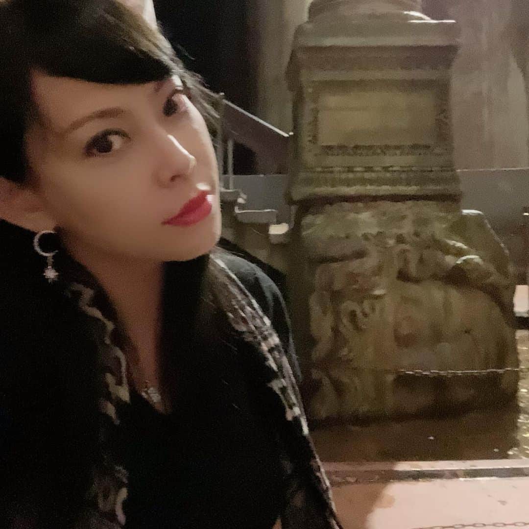 のインスタグラム：「4世紀、#ローマ帝国 が建設した #地下貯水池 、 #地下宮殿 。大理石の柱とアーチが荘厳。貯水池にこれだけの意匠を凝らすことに、当時のローマ帝国の栄華が伺える。  人生で4度ほど「 #メデューサ っぽい」と言われた身として、横倒しと逆さメデューサさんたちと、 #2ショット を押さえてきました。  #あいさんの旅日記  #trip #Istanbul #イスタンブール #イスタンブール旅行 #instatravel #instatrip #travelphotography #travel #travelgram #トルコ #トルコ旅行 #Turkey #女子旅  #travel_overtheworld #travelingthroughtheworld #travelgram #travelgrams」