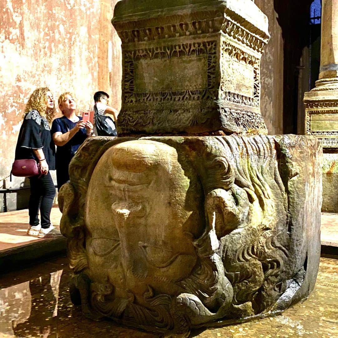 相沢あいさんのインスタグラム写真 - (相沢あいInstagram)「4世紀、#ローマ帝国 が建設した #地下貯水池 、 #地下宮殿 。大理石の柱とアーチが荘厳。貯水池にこれだけの意匠を凝らすことに、当時のローマ帝国の栄華が伺える。  人生で4度ほど「 #メデューサ っぽい」と言われた身として、横倒しと逆さメデューサさんたちと、 #2ショット を押さえてきました。  #あいさんの旅日記  #trip #Istanbul #イスタンブール #イスタンブール旅行 #instatravel #instatrip #travelphotography #travel #travelgram #トルコ #トルコ旅行 #Turkey #女子旅  #travel_overtheworld #travelingthroughtheworld #travelgram #travelgrams」10月22日 12時23分 - aizawaai