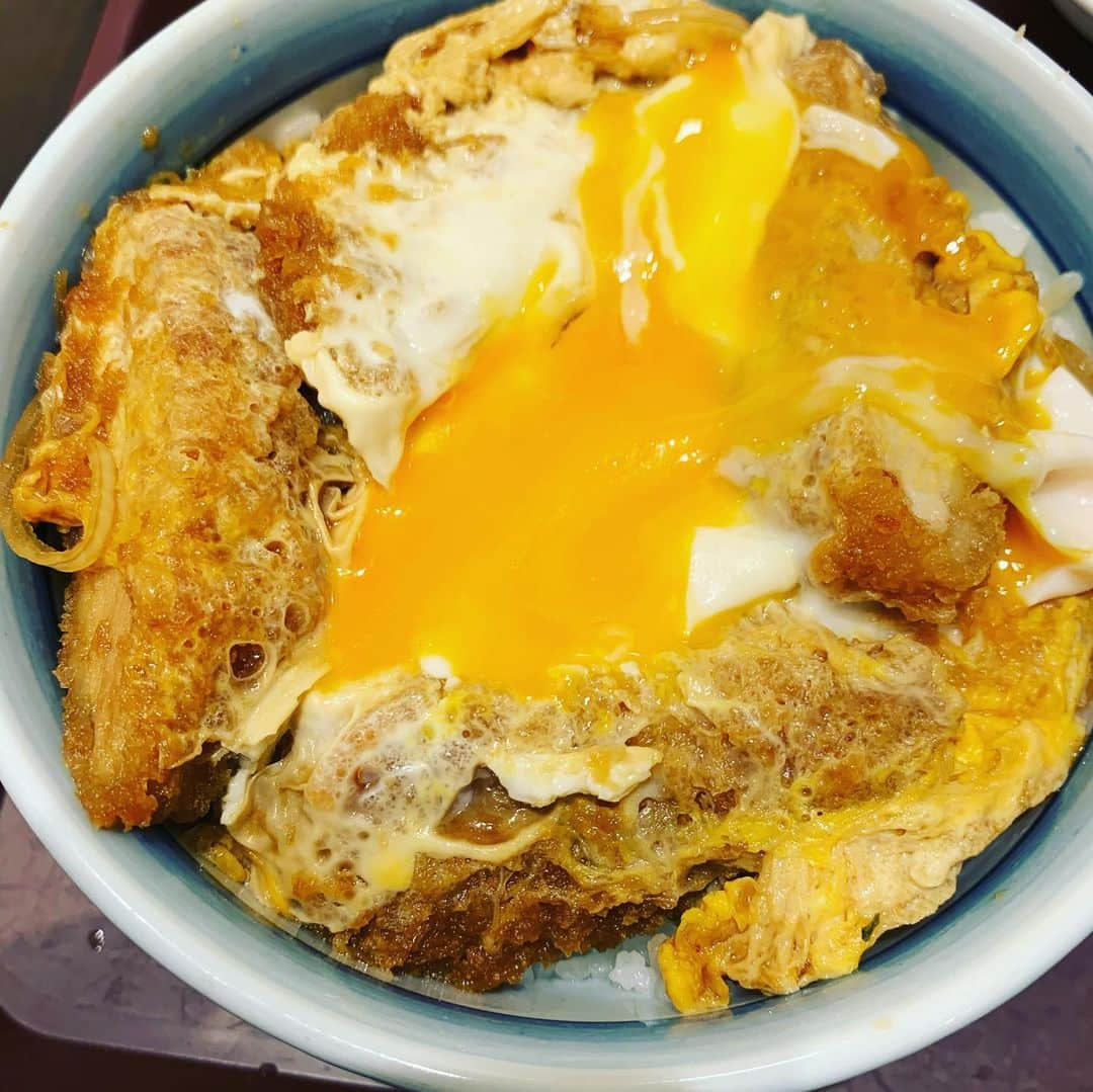 川原豪介さんのインスタグラム写真 - (川原豪介Instagram)「今日の丼‼️羽田空港、とんかつ銀座梅林のスペシャルヒレかつ丼‼️ぬんっ！ #カツ丼 #丼すたぐらむ #丼」10月22日 12時19分 - blueriver_kawa