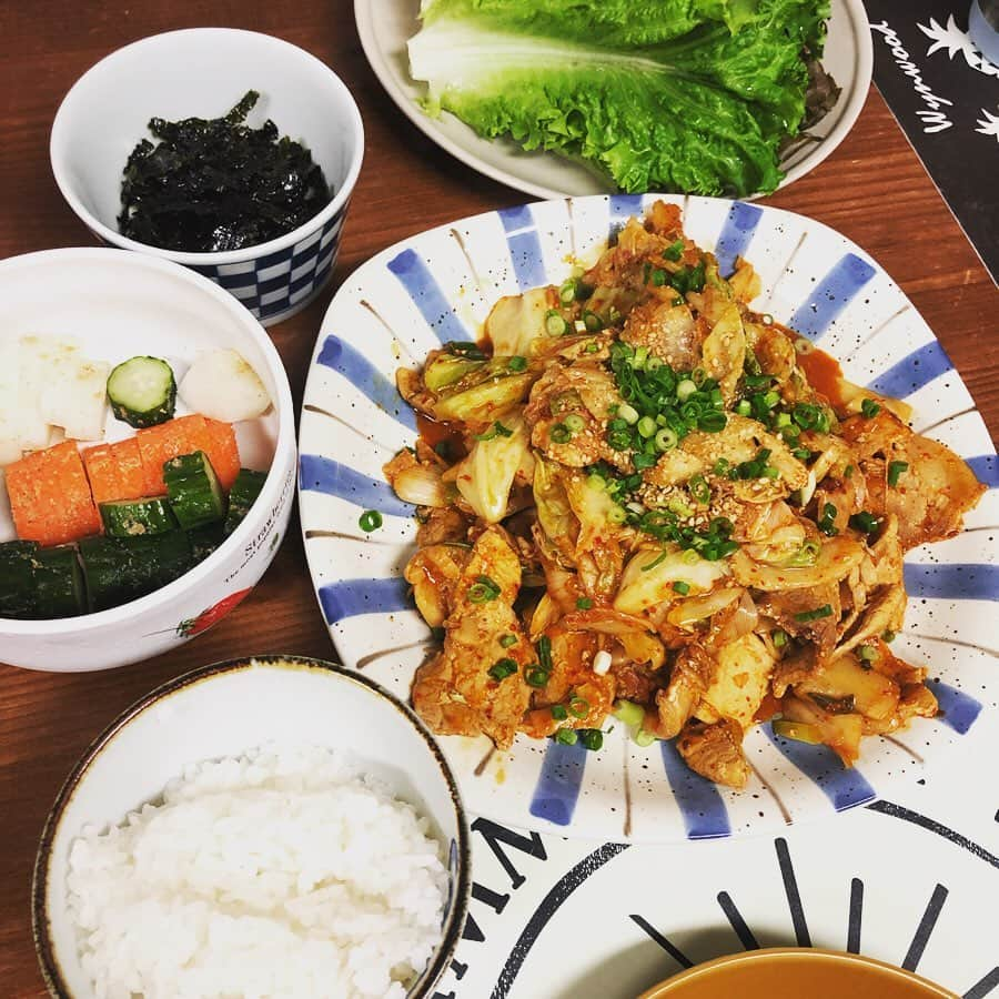 千秋さんのインスタグラム写真 - (千秋Instagram)「週末の #mychef🍳  わたしが作ったカレーが残ったのでそれを出汁でのばしてカレーうどんに変身ランチ。 ふるさと納税の豚肉で豚キムチなどの夜ごはん。 突然料理に目覚めてくれて1年ちょっと。作るのが楽しいらしく、どんどん上手になってる。 全部美味しい、超助かる✨  実家以外で今まで、家でお料理するのは当然のように自分しかいないから、お腹空いたら自分が動くしかなかった。だけどもう一人いるだけでこんなに家事が楽になるなんて。この差は凄い大きい。世の中に、家で料理をしてくれる（片付けまで）男性がもっともっと増えますように👨🏻‍🍳👨🏻‍🍳👨🏻‍🍳 欲を言うなら、次は娘も料理好きになったら、家シェフがもう一人増えるNe😜👩🏻‍🍳」10月22日 12時21分 - chiaki77777