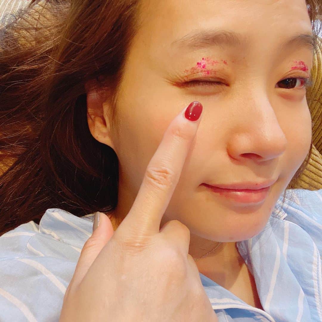 藤本美貴さんのインスタグラム写真 - (藤本美貴Instagram)「娘にメイクされました！笑 ピンクのキラキラ  #メイク」10月22日 12時24分 - mikittyfujimoto