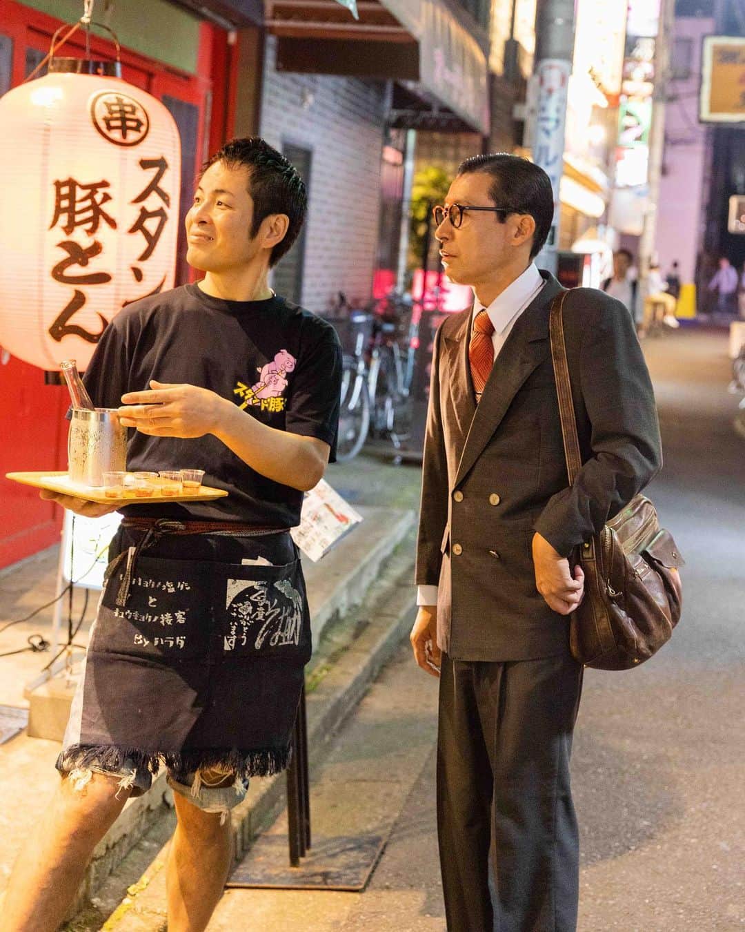 のインスタグラム：「断れない男 #岩井ジョニ男 #iwaijonio #jonioIwai #ジョニスタグラム #jonistagram #イワイガワ  #浅井企画  #asaikikaku #幻の哀愁おじさん  #令和  #令和元年 #断れない男 #断れない  #豚とん  #サラリーマン #whitecollarwork #ninetofiver #東京 #tokyo #北千住 #kitasenju  #岩井眼鏡店 @iwaimeganeten  #ヴィンテージスーツ @vintage_gentry  #instagram  #instagood  #model #cool #cooljapan」