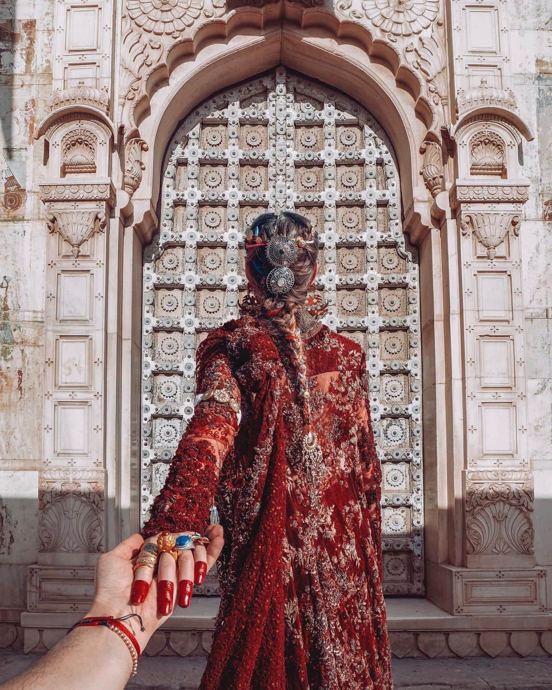 Murad Osmannのインスタグラム：「#followmeto Jodhpur Mehrangarh Fort with @natalyosmann . It was an amazing trip and I am revealing our journey in stories - check them out. Which photo do you like more 1 or 2? .......................................................................... Did you know that: - ‘Mehrangarh’ is a name which was derived from two words: ‘Mihir’, that stands for Sun and ‘Garh’ implicating Fort. - Dark Knight Rises prison scenes were shot there. Do you remember?」