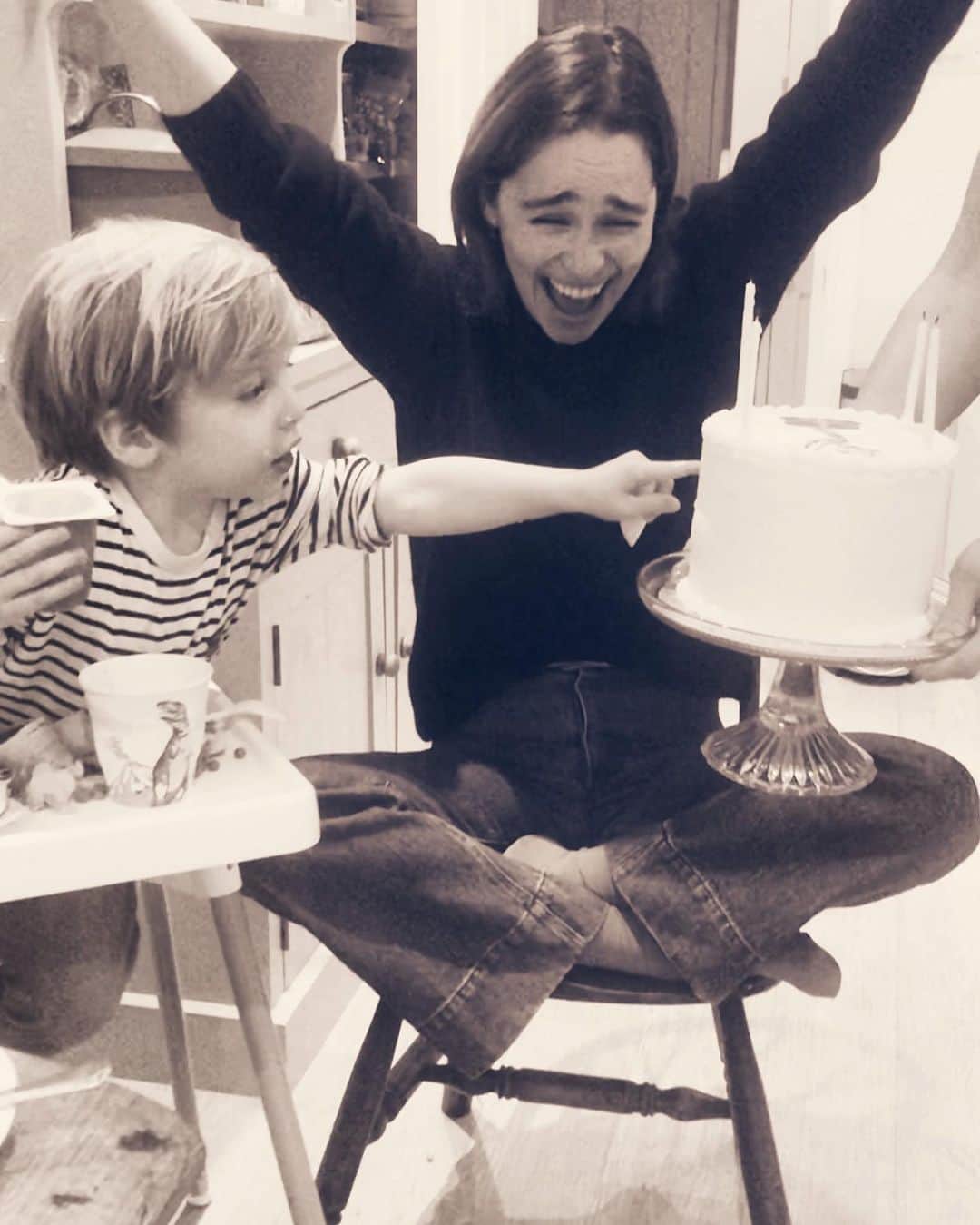 エミリア・クラークさんのインスタグラム写真 - (エミリア・クラークInstagram)「Early birthday surprise cake....As given by the ultimate 2 year old cake lover.  Safe to say I am DELIGHTED.  WE ALREADY HAVE SO MUCH IN COMMON..... #iddoanythingforthisweeboygenius  #❤️ #🤩 #💪🏻 #doubledipanyone?」10月22日 3時58分 - emilia_clarke