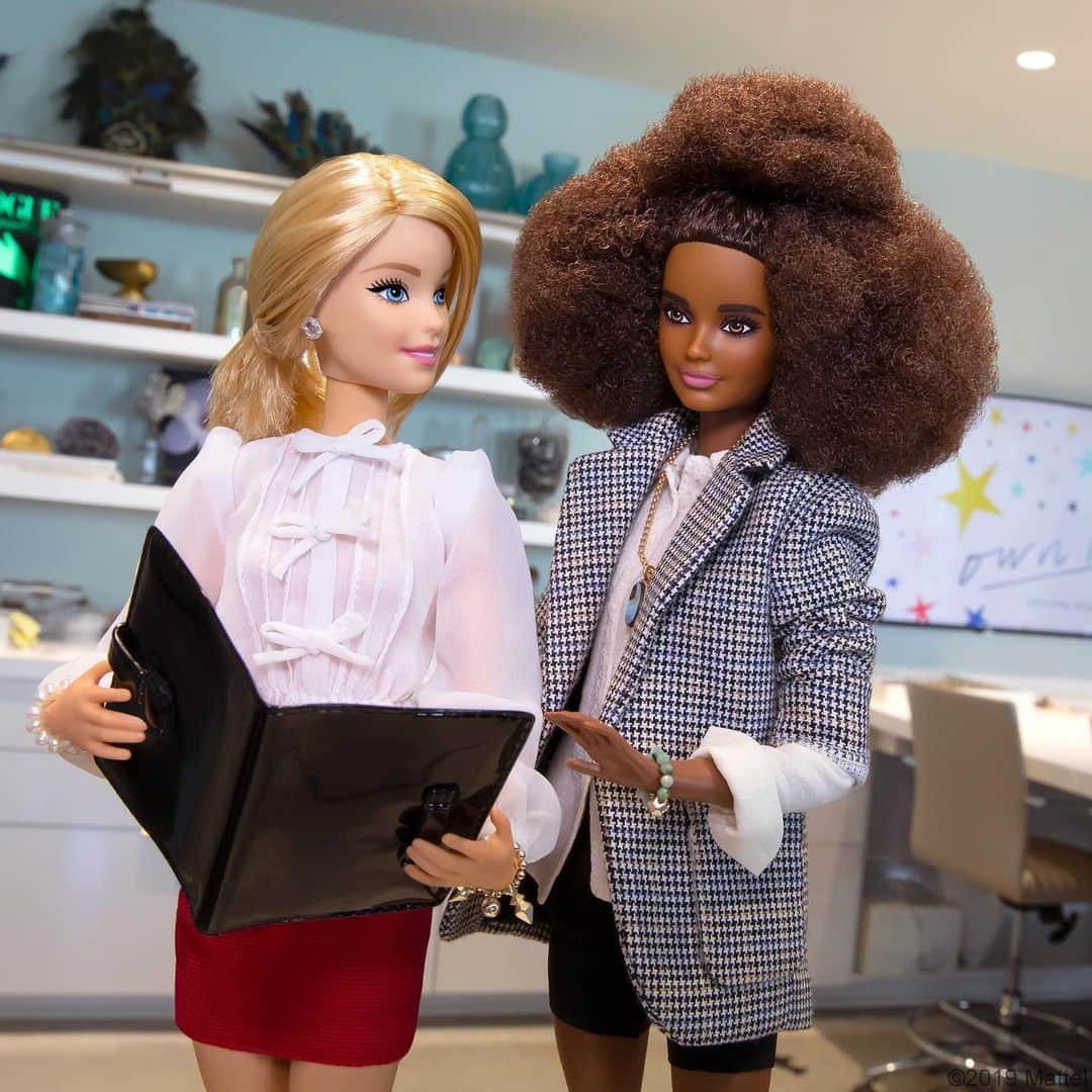 バービーさんのインスタグラム写真 - (バービーInstagram)「Here at the @KendraScott HQ learning more about this amazing brand. This week, I’m going behind the scenes at their office and visiting some of their fave spots around Austin. 💎 #barbie #barbiestyle⁠」10月22日 4時03分 - barbiestyle