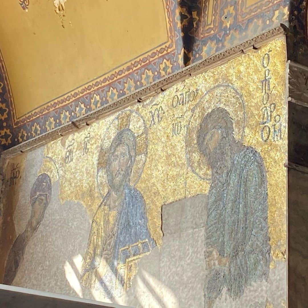 相沢あいさんのインスタグラム写真 - (相沢あいInstagram)「キリスト教の #大聖堂 だったのが、オスマントルコによってコンスタンティノープルが陥落したことで #モスク に作り替えられた歴史を持つ #アヤソフィア 。とにかくデカい！ #荘厳 ！美しい！2つの宗教の痕跡が入り交じっている歴史的に見ても興味深い #博物館 。 _  #あいさんの旅日記  #trip #Istanbul #イスタンブール #イスタンブール旅行 #instatravel #instatrip #travelphotography #travel #travelgram #トルコ #トルコ旅行 #Turkey #女子旅  #travel_overtheworld #travelingthroughtheworld #travelgram #travelgrams」10月22日 4時07分 - aizawaai