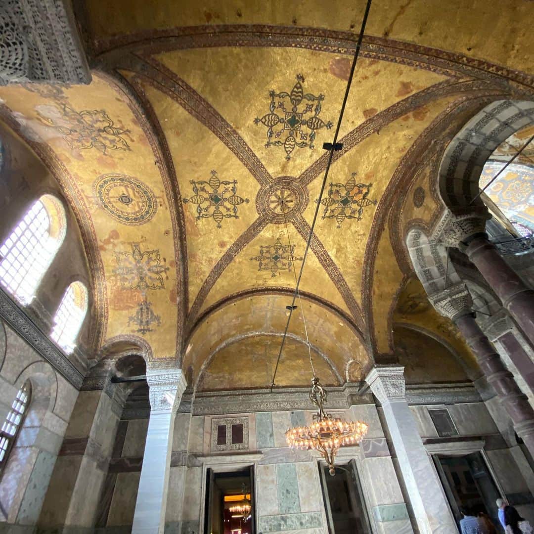 相沢あいさんのインスタグラム写真 - (相沢あいInstagram)「キリスト教の #大聖堂 だったのが、オスマントルコによってコンスタンティノープルが陥落したことで #モスク に作り替えられた歴史を持つ #アヤソフィア 。とにかくデカい！ #荘厳 ！美しい！2つの宗教の痕跡が入り交じっている歴史的に見ても興味深い #博物館 。 _  #あいさんの旅日記  #trip #Istanbul #イスタンブール #イスタンブール旅行 #instatravel #instatrip #travelphotography #travel #travelgram #トルコ #トルコ旅行 #Turkey #女子旅  #travel_overtheworld #travelingthroughtheworld #travelgram #travelgrams」10月22日 4時07分 - aizawaai