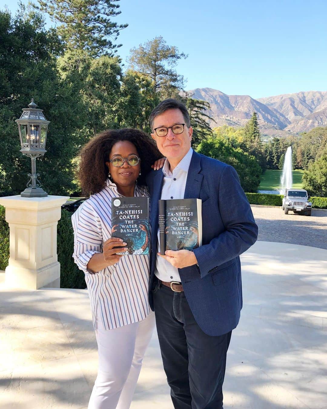 オプラ・ウィンフリーのインスタグラム：「Look who came for lunch...with his own book! @stephenathome. We both love the The Water Dancer. So many interesting insights. Join me at @oprahsbookclub where I’m discussing chapters 18-27 with members today. See y’all there 👋🏾 #ReadWithUs」