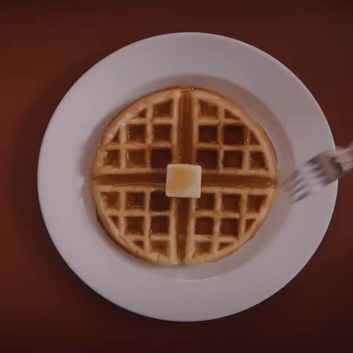 オデイア・ラッシュのインスタグラム：「#LetItSnow trailer is out tomorrow.. waffles not included ❄️❄️❄️」