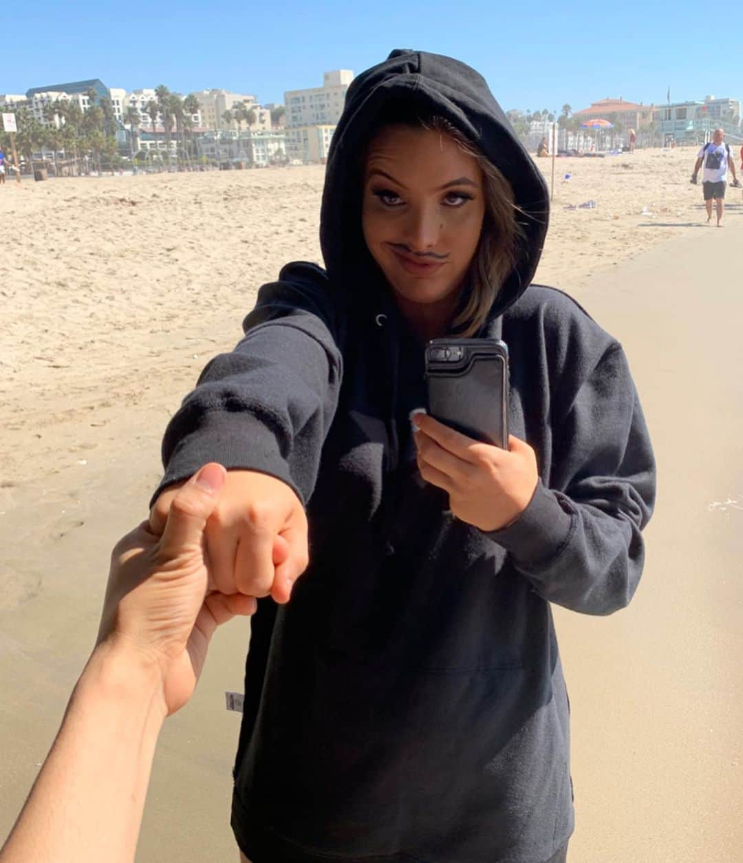 Leleponsさんのインスタグラム写真 - (LeleponsInstagram)「Me and my boyfriend at the beach ❤️❤️ mua: @lou_flores」10月22日 4時28分 - lelepons