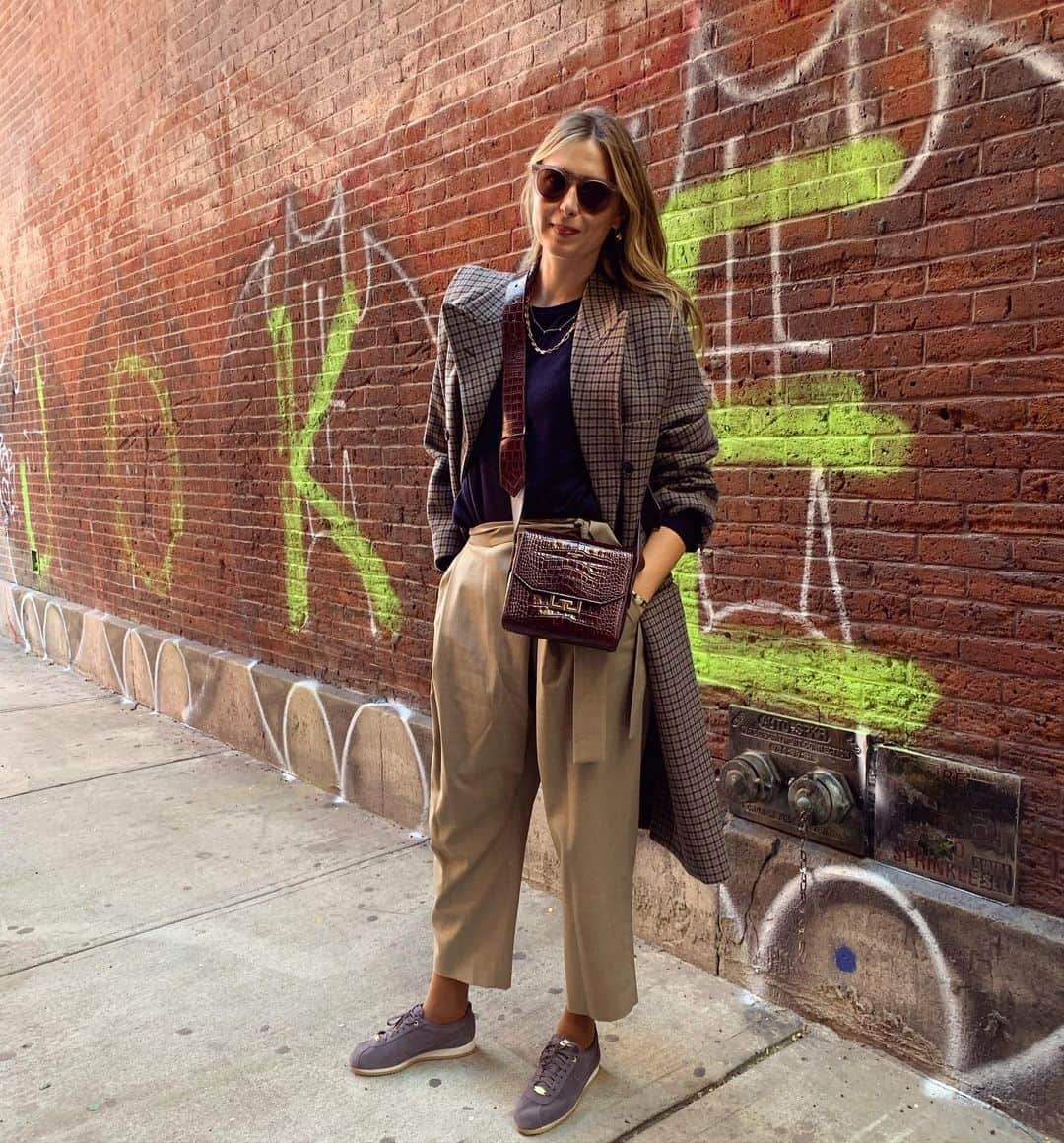 マリア・シャラポワのインスタグラム：「I love this picture because my mama took it 🥰 She told me my 🧦’s look like they’re my grandmothers but I told her it’s fashion 😅」