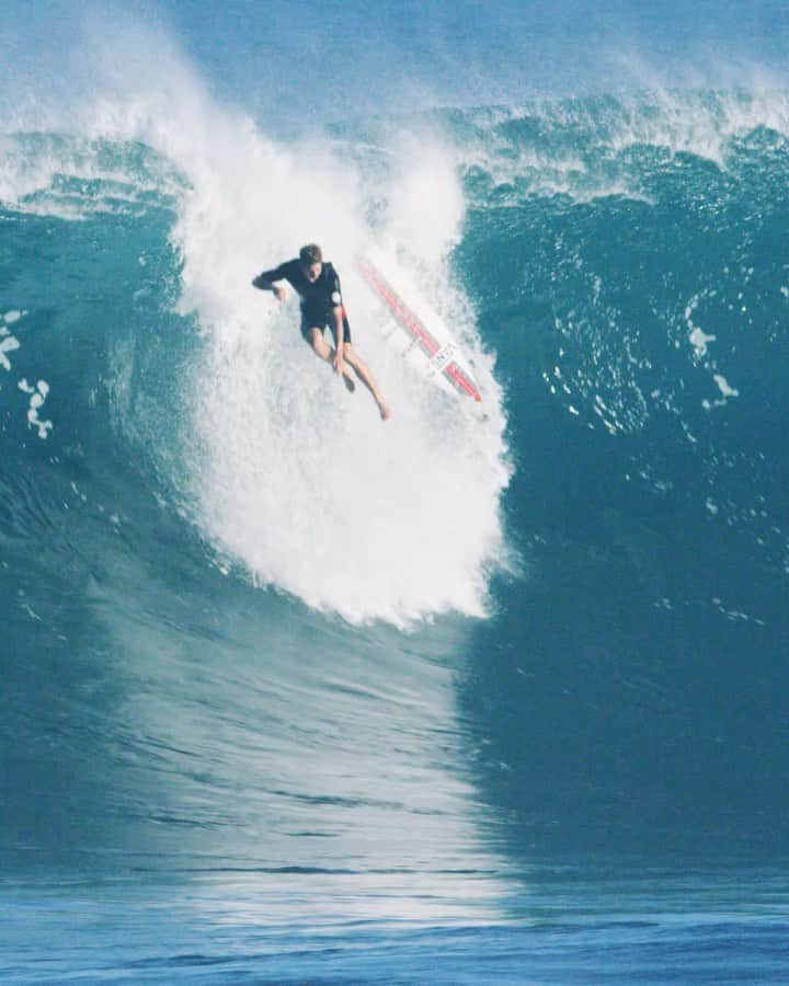 ジョン・ジョン・フローレンスのインスタグラム：「Thanks for the birthday wishes everyone.  Feeling thankful for so much support. We made a wipeout reel of my own waves for my birthday last year and thought we could spread the love this year, haha. Should we make it an annual thing? Starring ninja @nathan_florence @ivanflorence_」