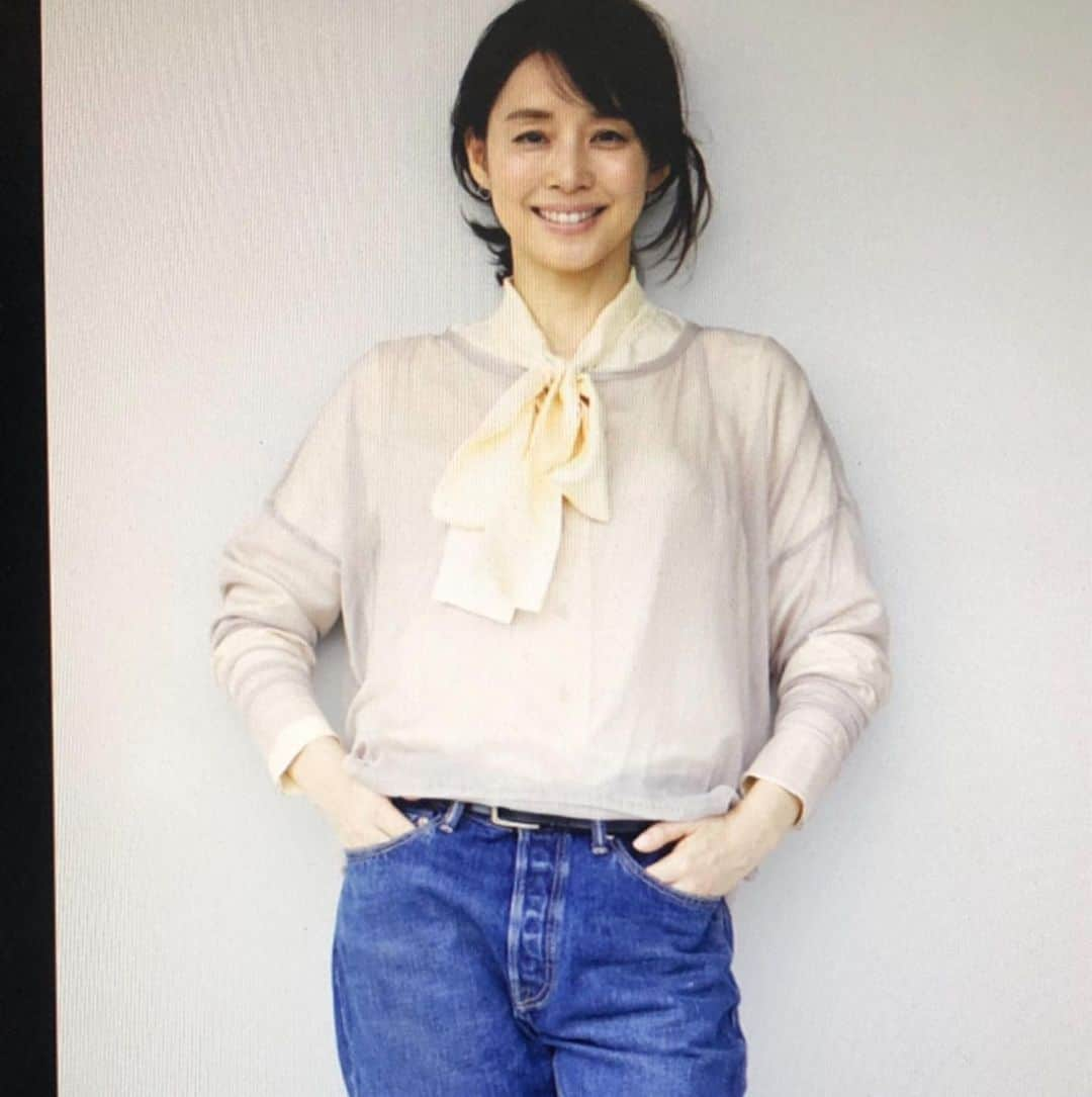 石田ゆり子さんのインスタグラム写真 - (石田ゆり子Instagram)「カメラマンの浅井佳代子さんが撮ってくださる写真には 浅井さんにしか見えていないもの、が 写ってる気がするのです。 でもきっと写真はそういうもの。 撮る人の気持ちと 撮られる側の気持ちが 必ず映り込む。 だから面白いといつも思います。 #大人のおしゃれ手帳」10月22日 5時16分 - yuriyuri1003