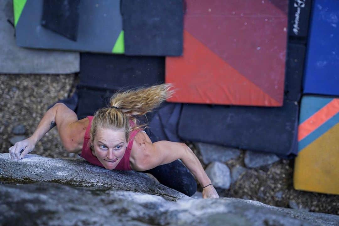 エミリー・ハリントンのインスタグラム：「Some practice with the snap 💥 and grrr 🐯 before going back to slightly taller things. Thnx for the 📸 @maxdidier_ 🤗 // fun bouldering sesh yesterday @ C4 w 🇨🇱 🇫🇷 🇪🇨 🇺🇸 🥳🤩🙌」