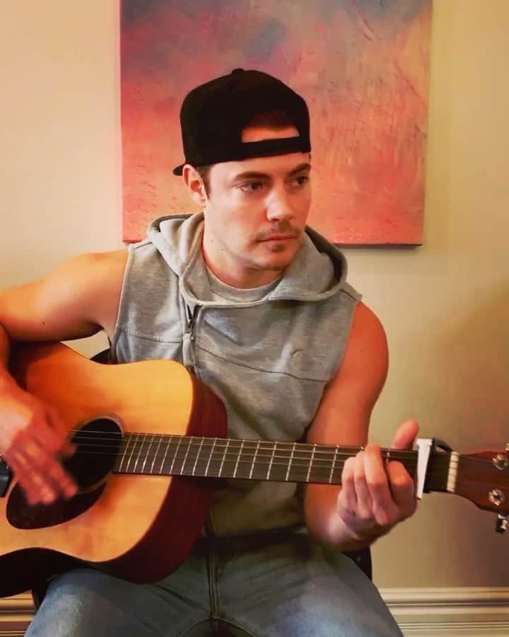 ジョッシュ・ヘンダーソンのインスタグラム：「Hey y’all Doin my first show !! If y’all are in ole Tejas come out and hang with me! We’re gonna sing drink and dance the night away! Full band and I am so stoked to bring y’all my music live. Doin at least 8 original songs and turnin another year older at midnight whaaaaaa?!!! Show is at @thebluelightdallas In Deep Ellum. Doors open at 6 show starts at 8ish. See y’all there ! 🤗🤘🏼painting by my brother @paint_pulse」