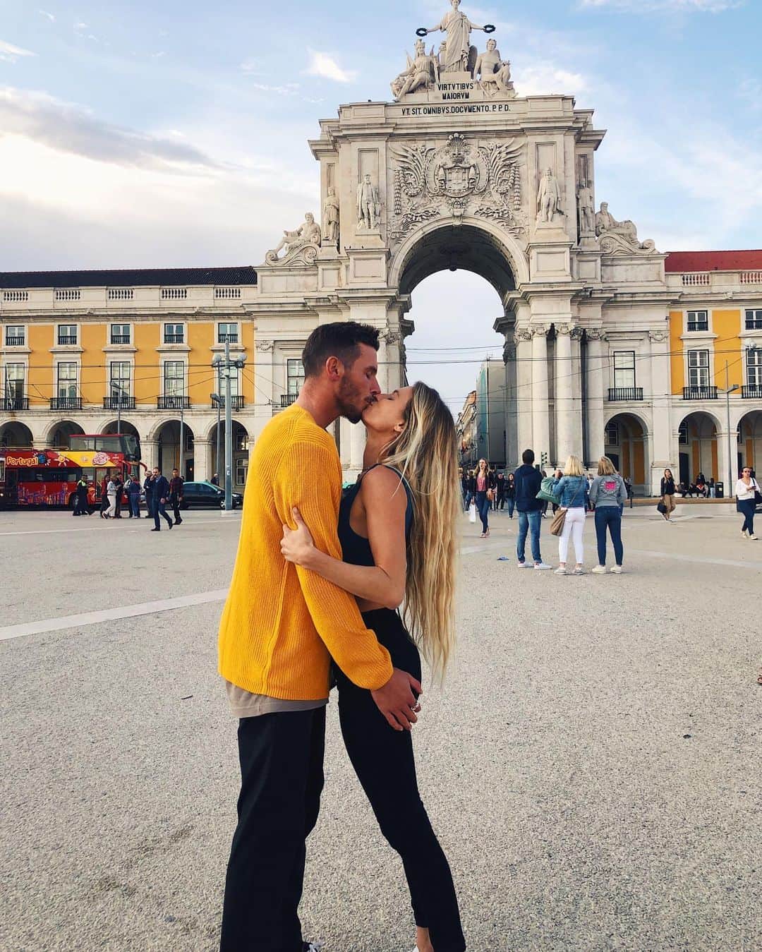 アラナ・ブランチャードのインスタグラム：「Love in Lisbon.... Banks dosnt like a taking photos with us anymore🤣」