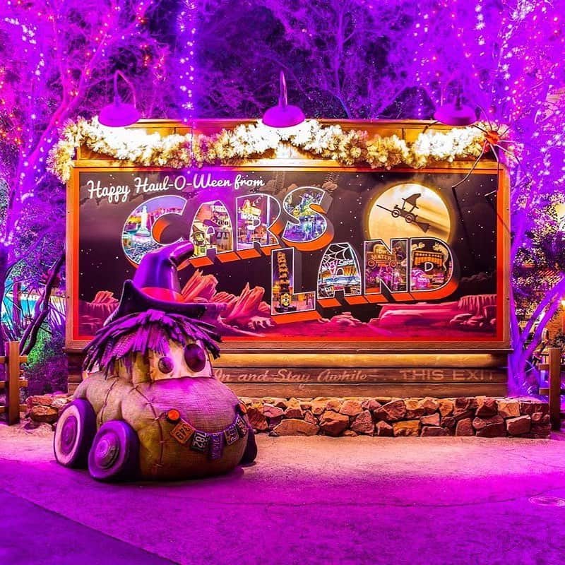 ディズニーランドさんのインスタグラム写真 - (ディズニーランドInstagram)「Hocus Spokus! Happy Haul-o-ween! 💜🚜 Tag a friend you want to trunk-or-treat with 🍬 (📷: @focusingondisney)」10月22日 6時07分 - disneyland