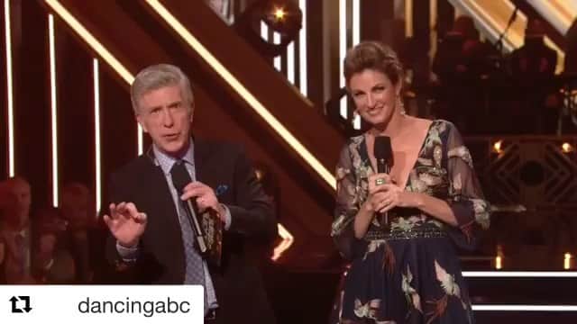 エリン・アンドリューズのインスタグラム：「#Repost @dancingabc Movin’ and groovin’ our way to an all-new #DWTS in 3️⃣ hours! See you at 8|7c on ABC.」