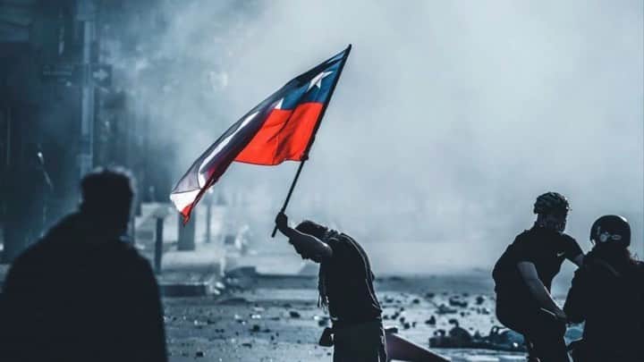アレクシス・サンチェスのインスタグラム：「Acepto los reclamos para un Chile mejor, pero de forma pacífica y sin destruir los bienes que todos necesitamos. De esa manera nos dañamos nosotros mismos.  Los que mas sufren con esto son los niños que no entienden que cosas pasan por culpa de nosotros los adultos.  Debemos estar más unidos que nunca por un Chile mejor 🙏🏽 Hago un llamado a buscar acuerdos y soluciones. Todo por un chile mejor y por los niños que no tienen culpa de nada, ellos son el presente y el futuro de nuestro Chile 🙏🏽😢❤」