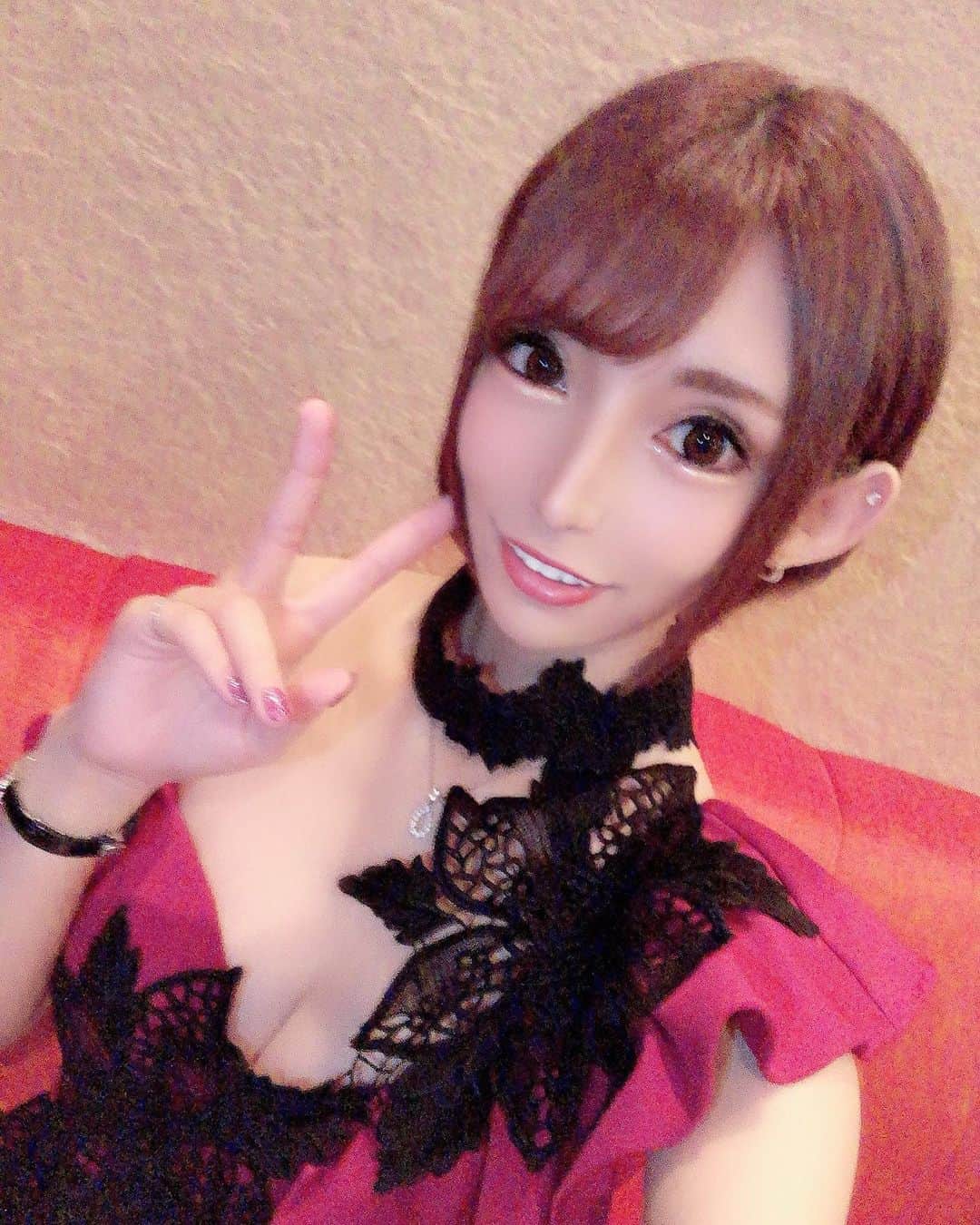 葉月七瀬のインスタグラム：「‪ꫛꫀꪝドレス👗💞 新しいドレス買うと仕事のモチベ上がる✨ 1枚目は初めてのROBE de FLEURS Glossy 2枚目は安定のAngelR 個人的には1枚目がお気に入り💓 2枚目は写メだとデブに見える🐖 それ以前にiPhone古くて画質悪いw #dress #キャバ嬢 #歌舞伎町  #robedefleursglossy #angelr」