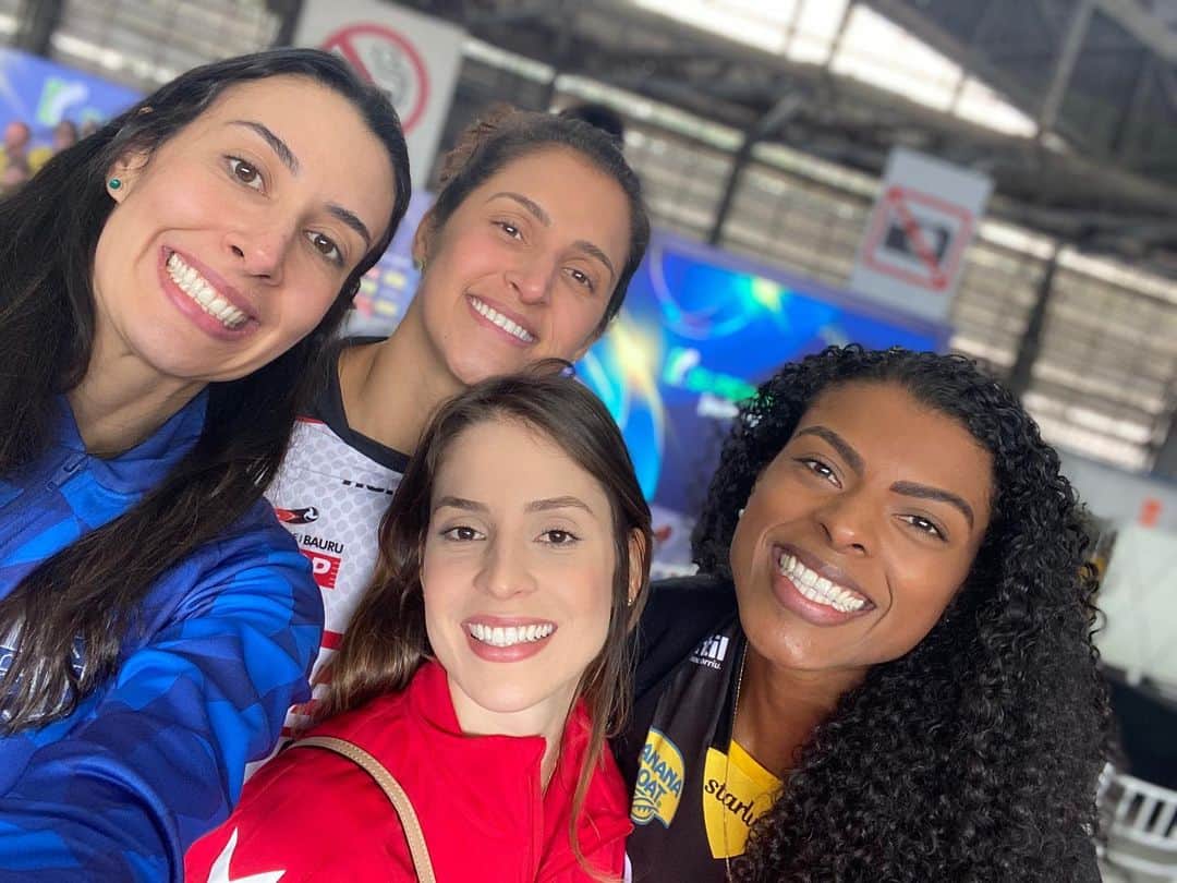 シェイラ・カストロのインスタグラム：「Hoje no lançamento da Superliga! #cornetinhas #nossogrupo #entendedoresentenderão #muitadiversao #faltandoalgumas」
