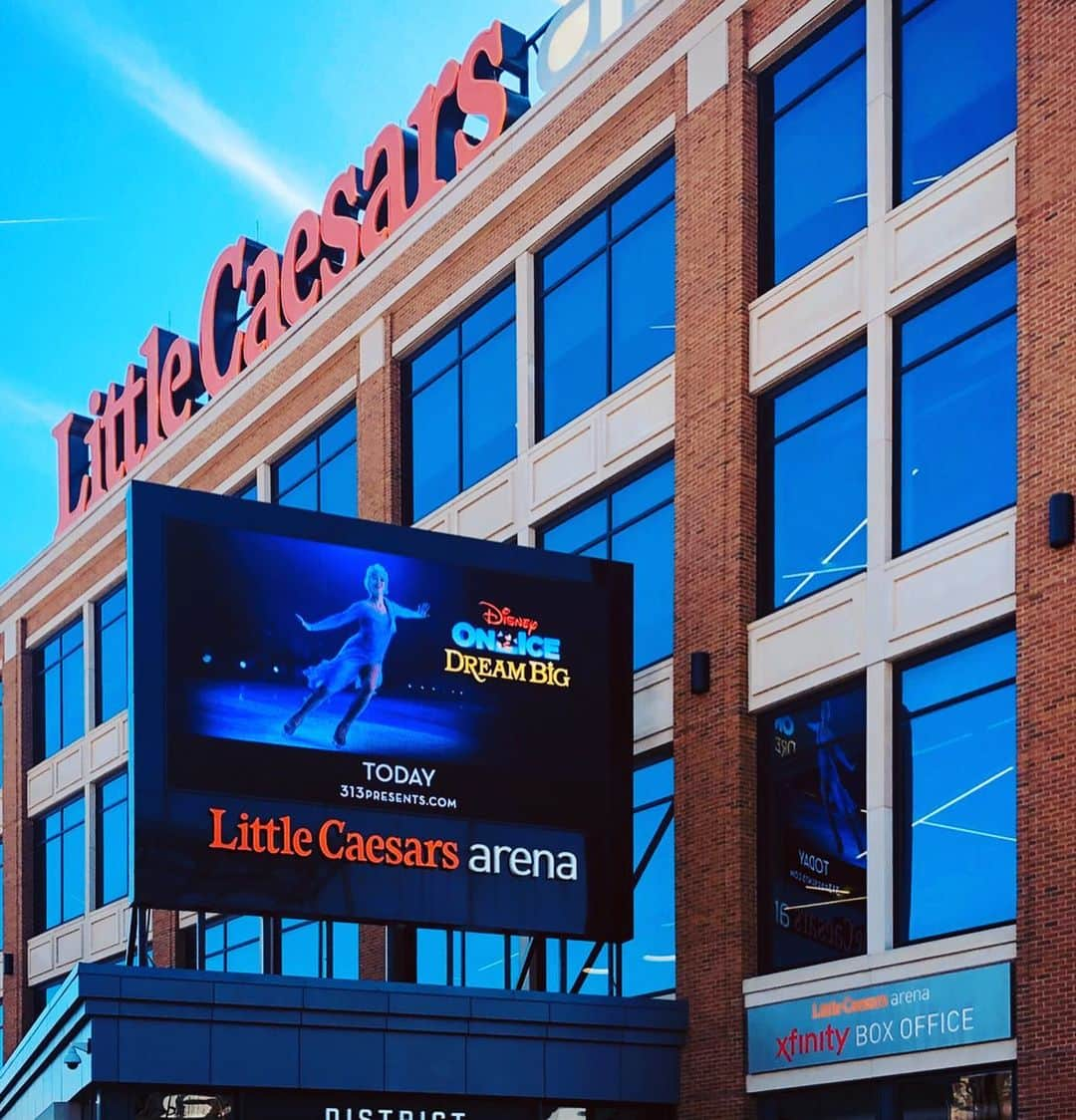 アレクシ・ギレスのインスタグラム：「So cool seeing Elsa😉 all over the billboards @littlecaesarsarena in Detroit! ❄️⛸ #disneyonice #disneyonice2019 #elsa #littleceasarsarena #disney #iceskaters #detroit #michigan」