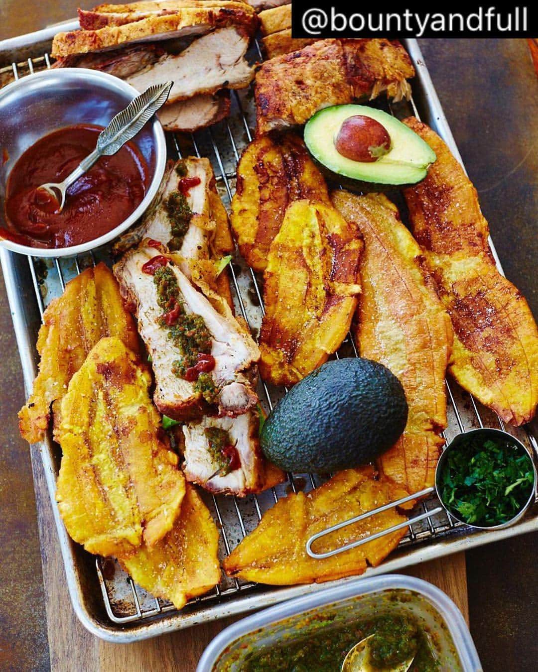 ケリスのインスタグラム：「Tostones, chicharrón, and #BountyAndFull's Spicy Aji Verde? Now that's a trio 🔥」